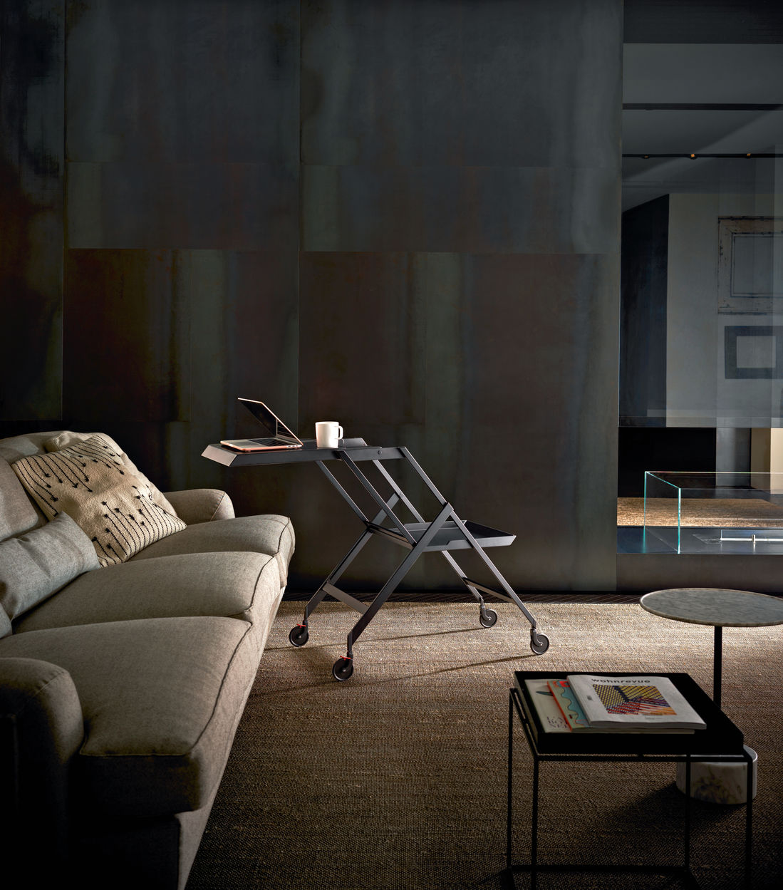 Schwarzer Paddelwagen auf den Rädern