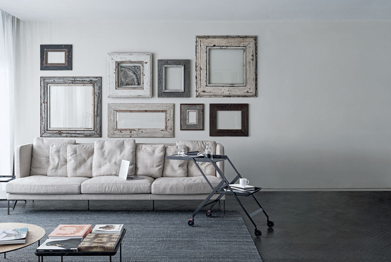 Schwarzer Paddelwagen auf den Rädern