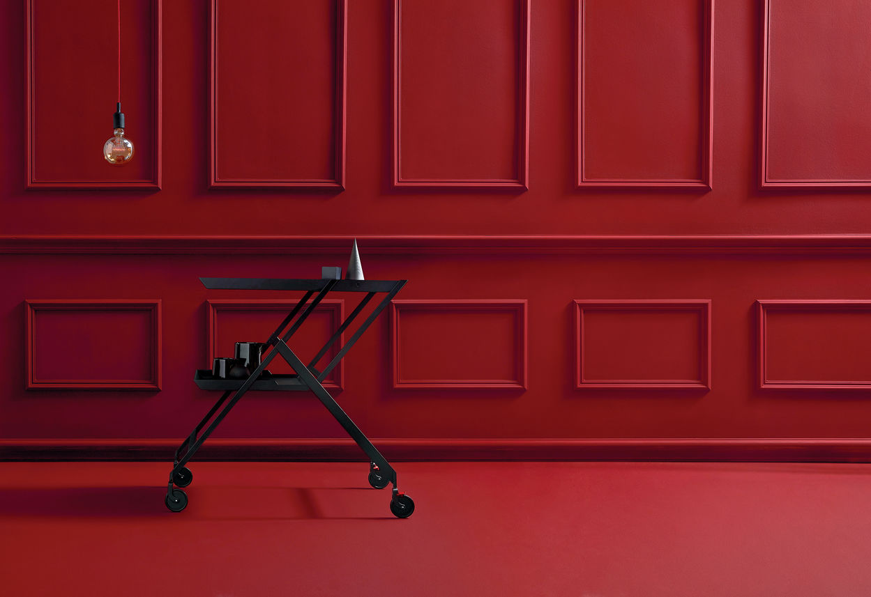 Schwarzer Paddelwagen auf den Rädern