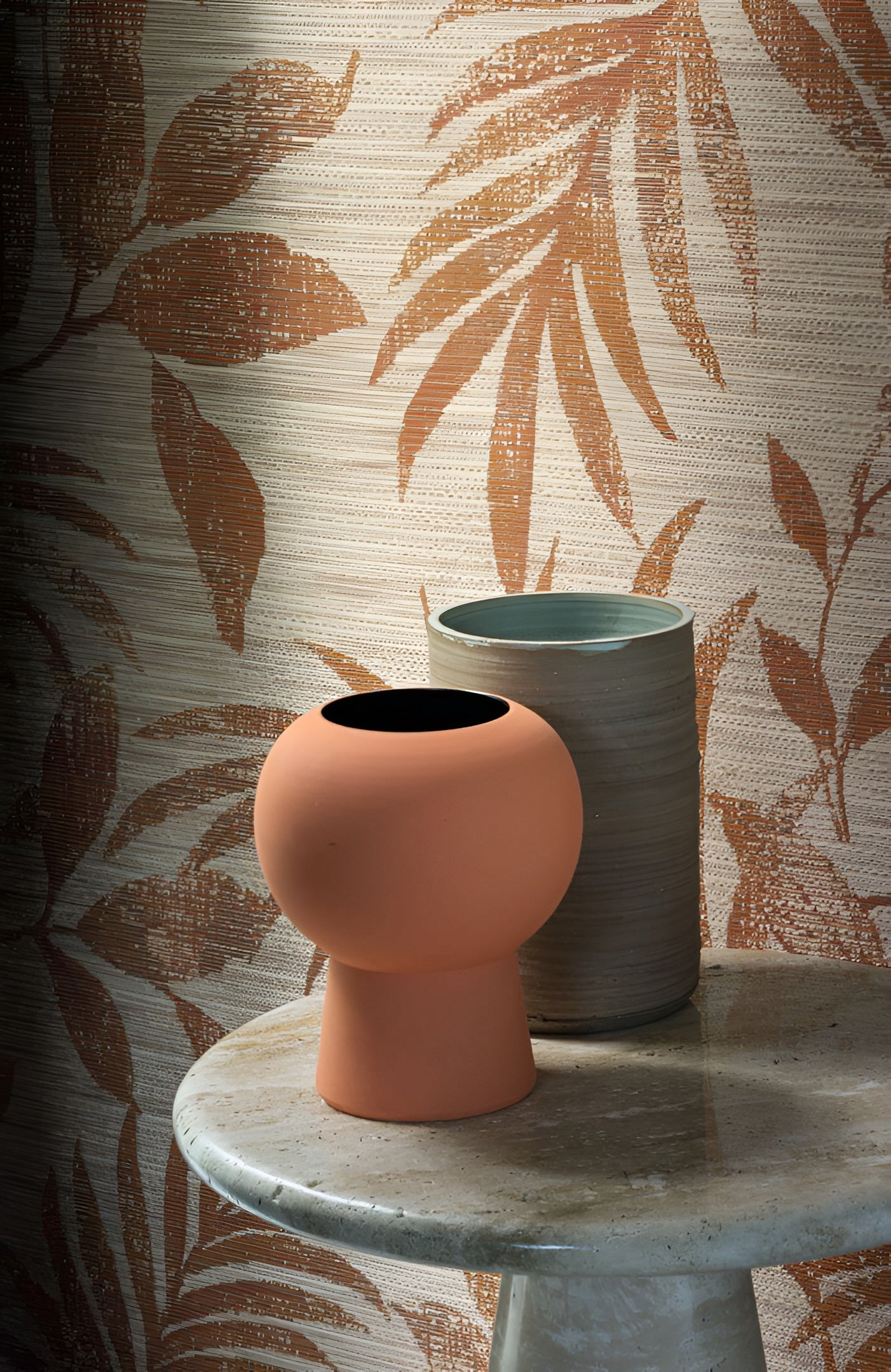 Textielbehang met plantmotief van SALIX - EMERAUDE/CÉLADON zeegroen met beige