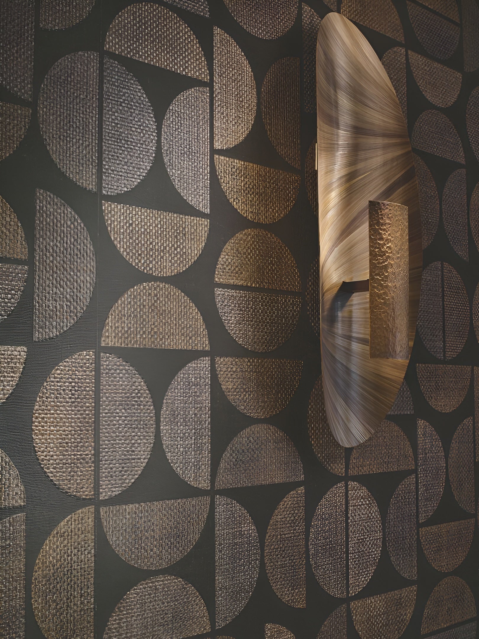 Structural wallpaper imitating raffia with a geometric pattern DUALIS - ÉBÈNE brown