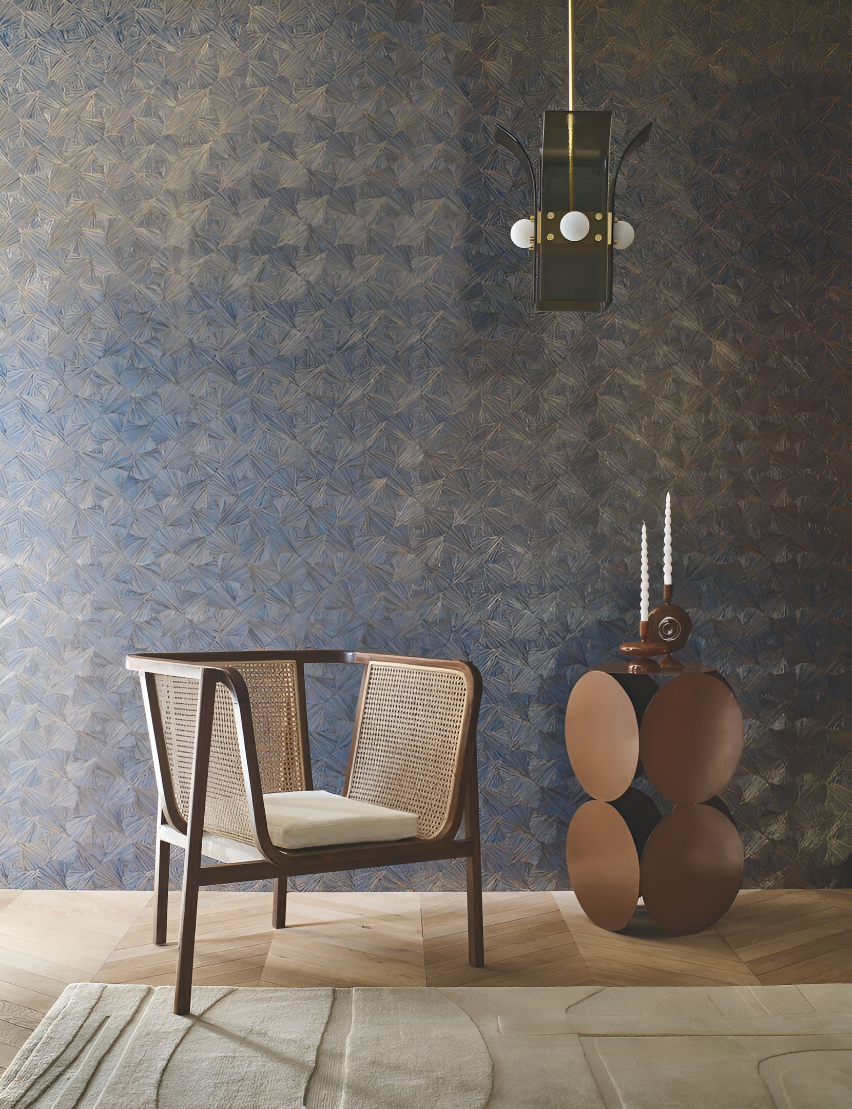 Metallic textured wallpaper with a plant leaf motif SONGKET - ORAGE/DORÉ navy blue with gold