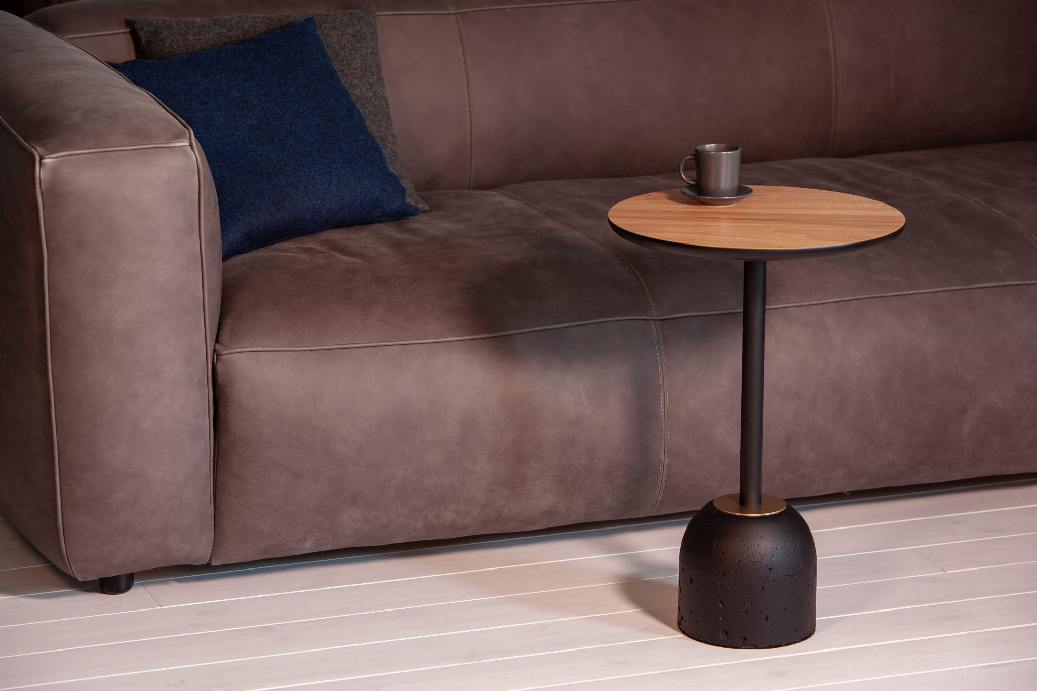 Koffietafel BET notenhout met betonnen basis