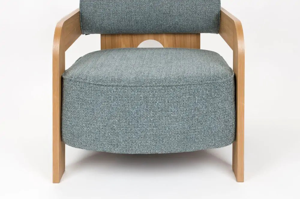 Blauwe OOLONG fauteuil met houten basis