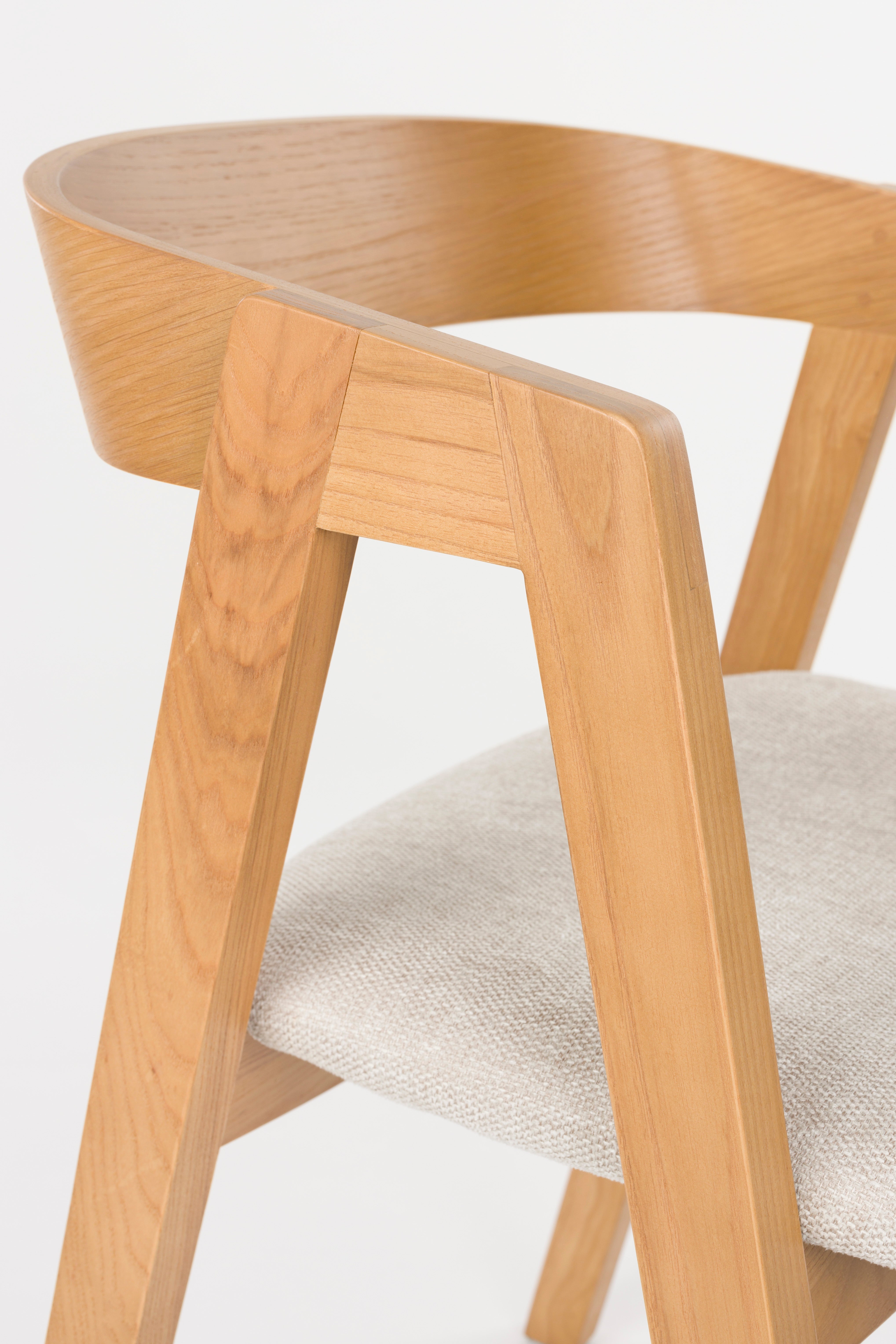Stoel MADS van essenhout met een beige zitting