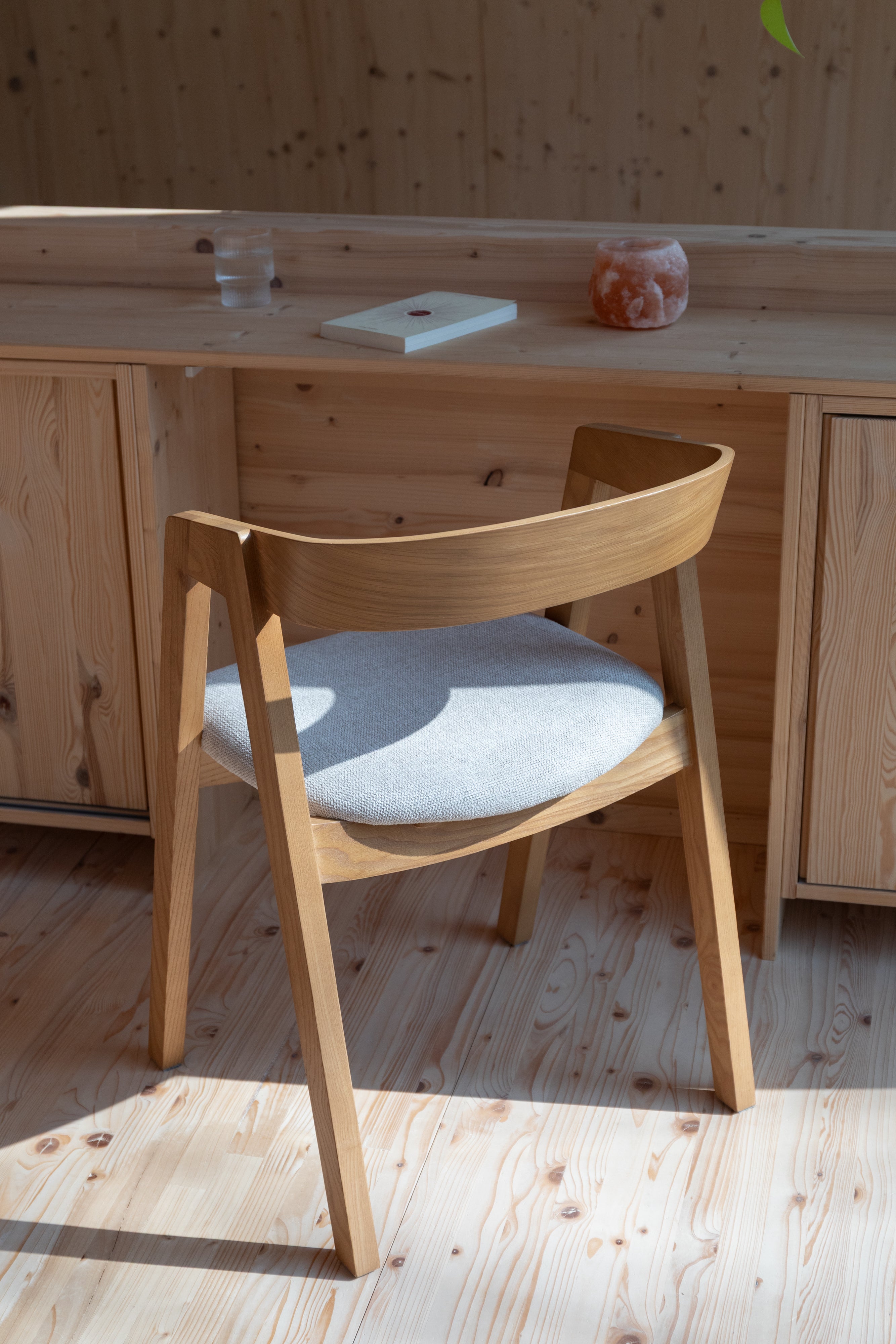 Stoel MADS van essenhout met een beige zitting