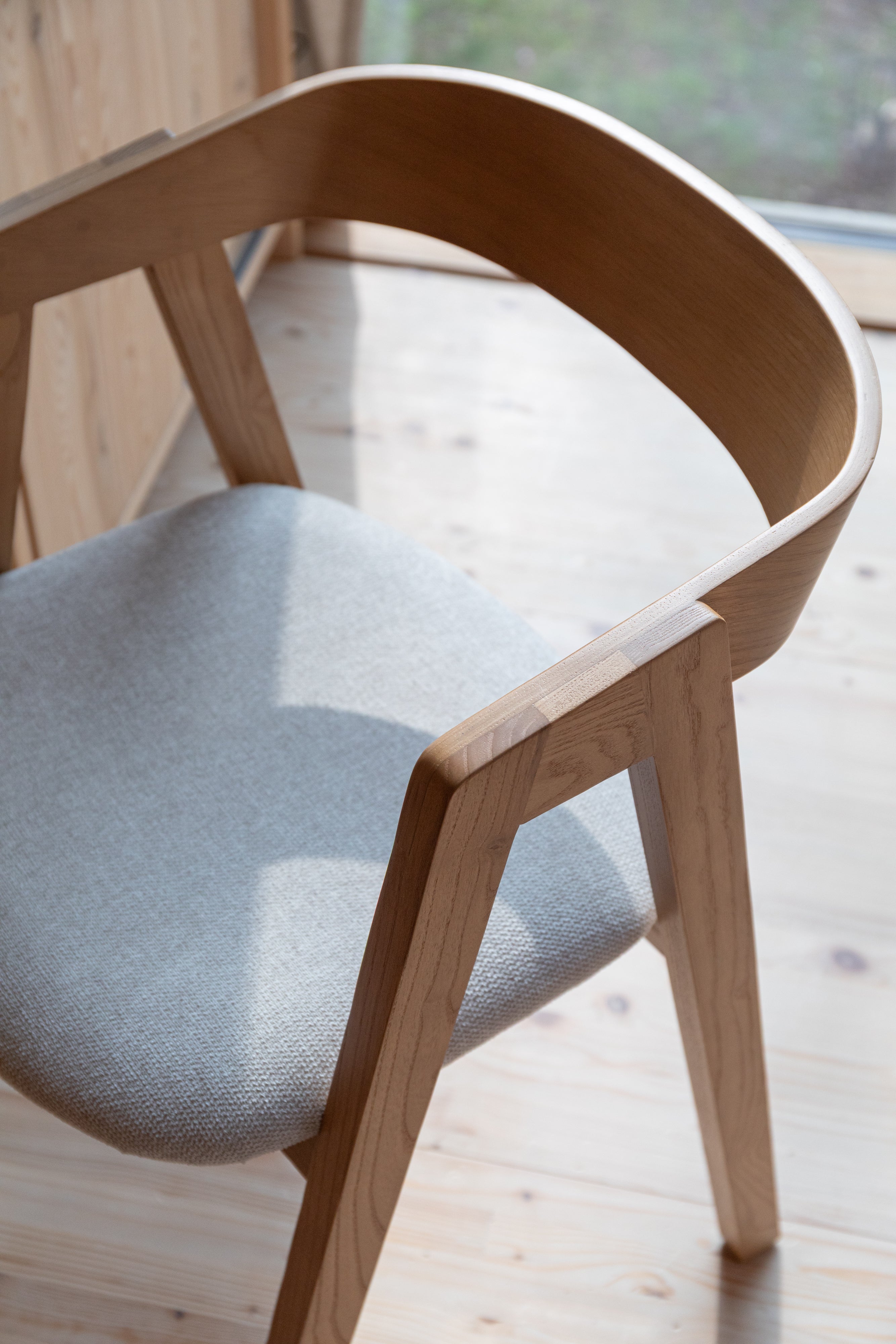 Stoel MADS van essenhout met een beige zitting