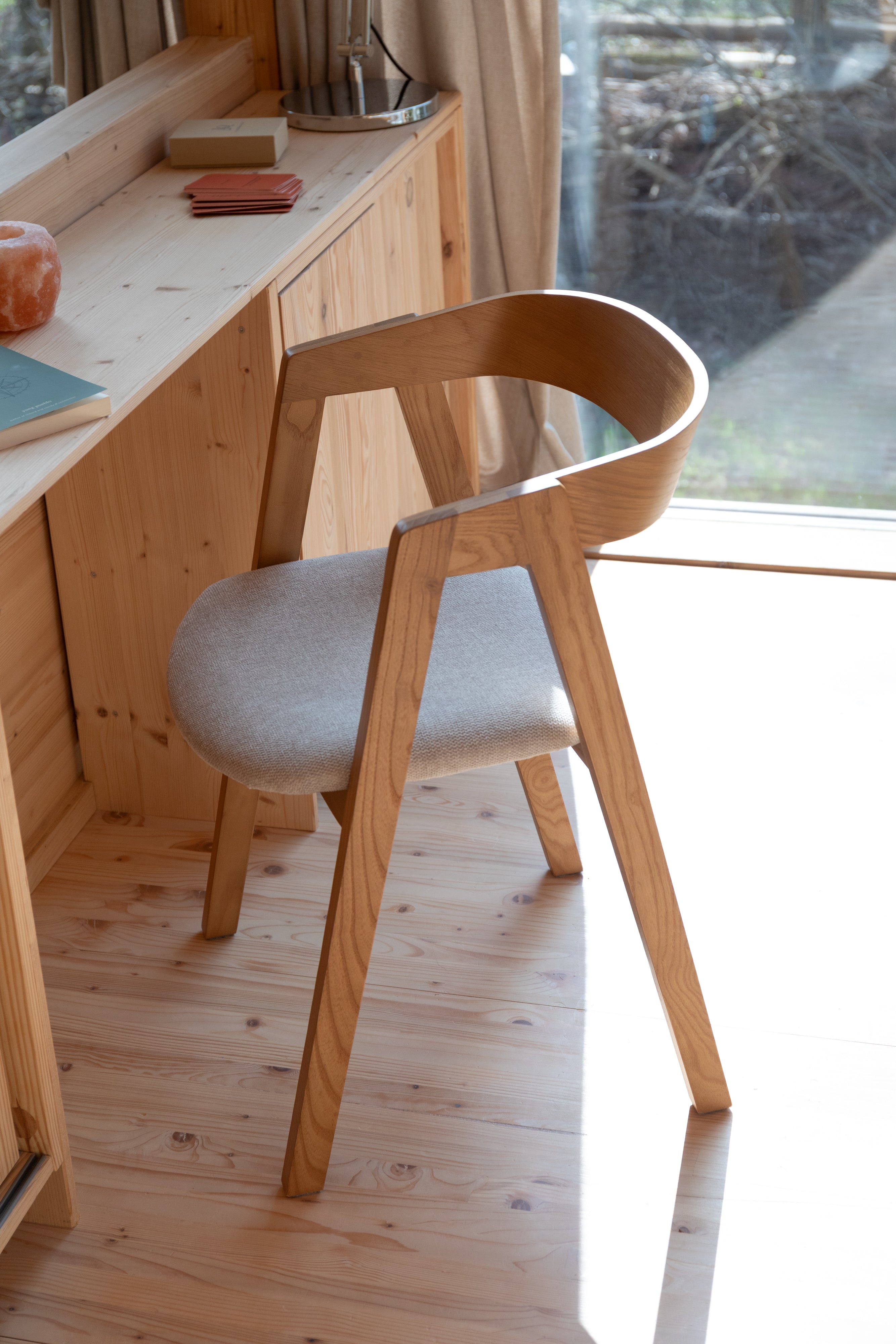 Stoel MADS van essenhout met een beige zitting