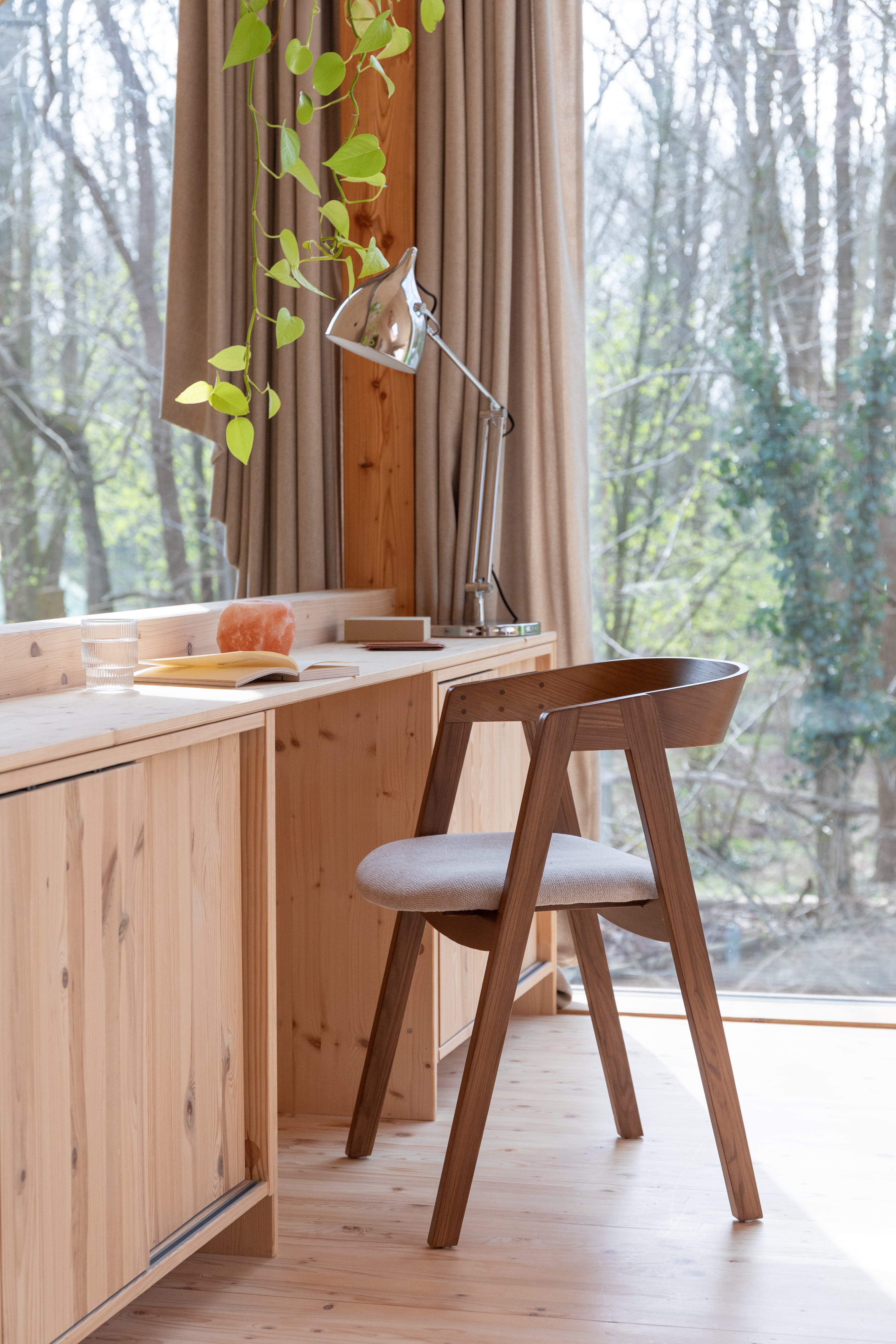 Stoel MADS donkerbruin met een beige zitting