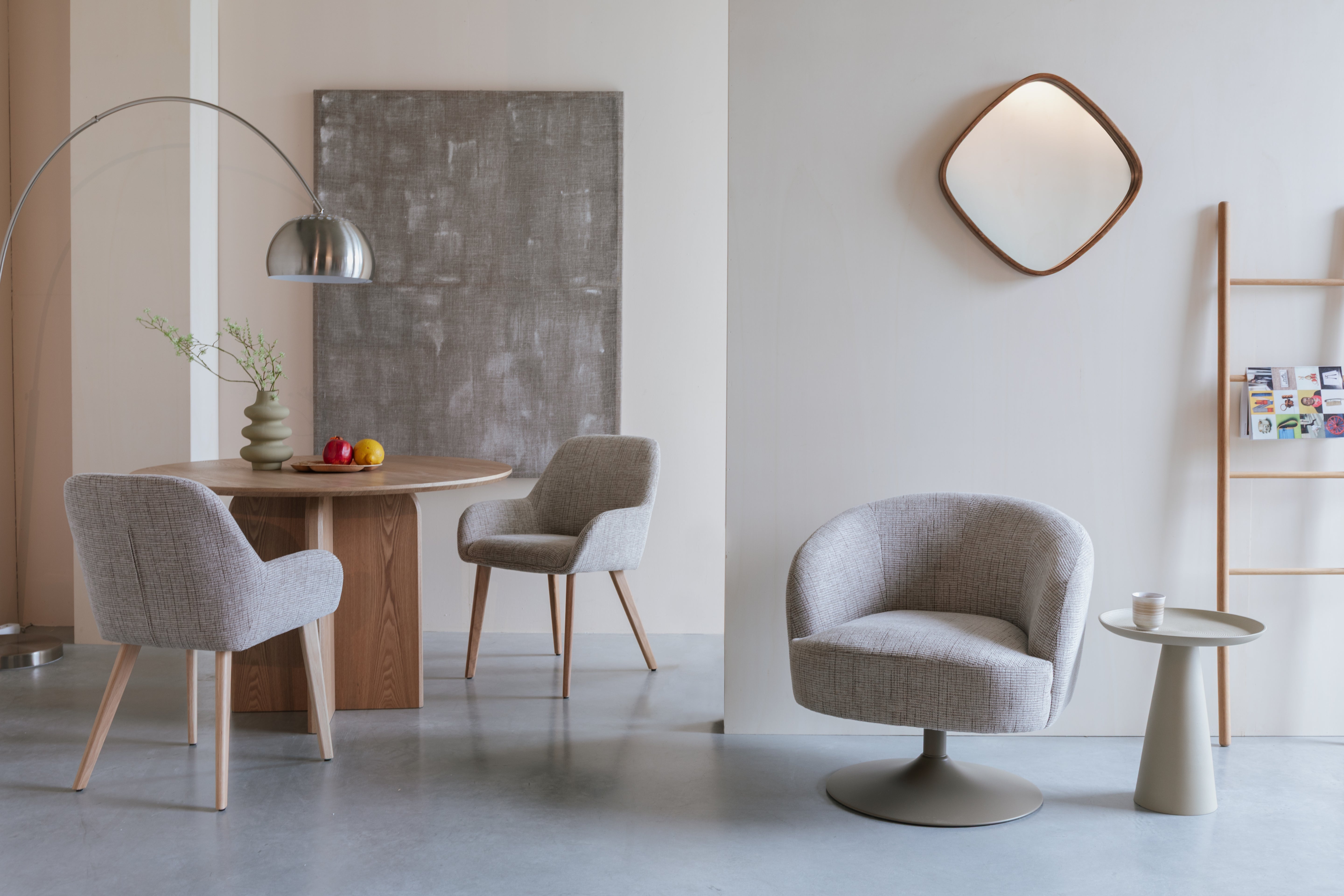 Stoel LOUA beige met houten basis