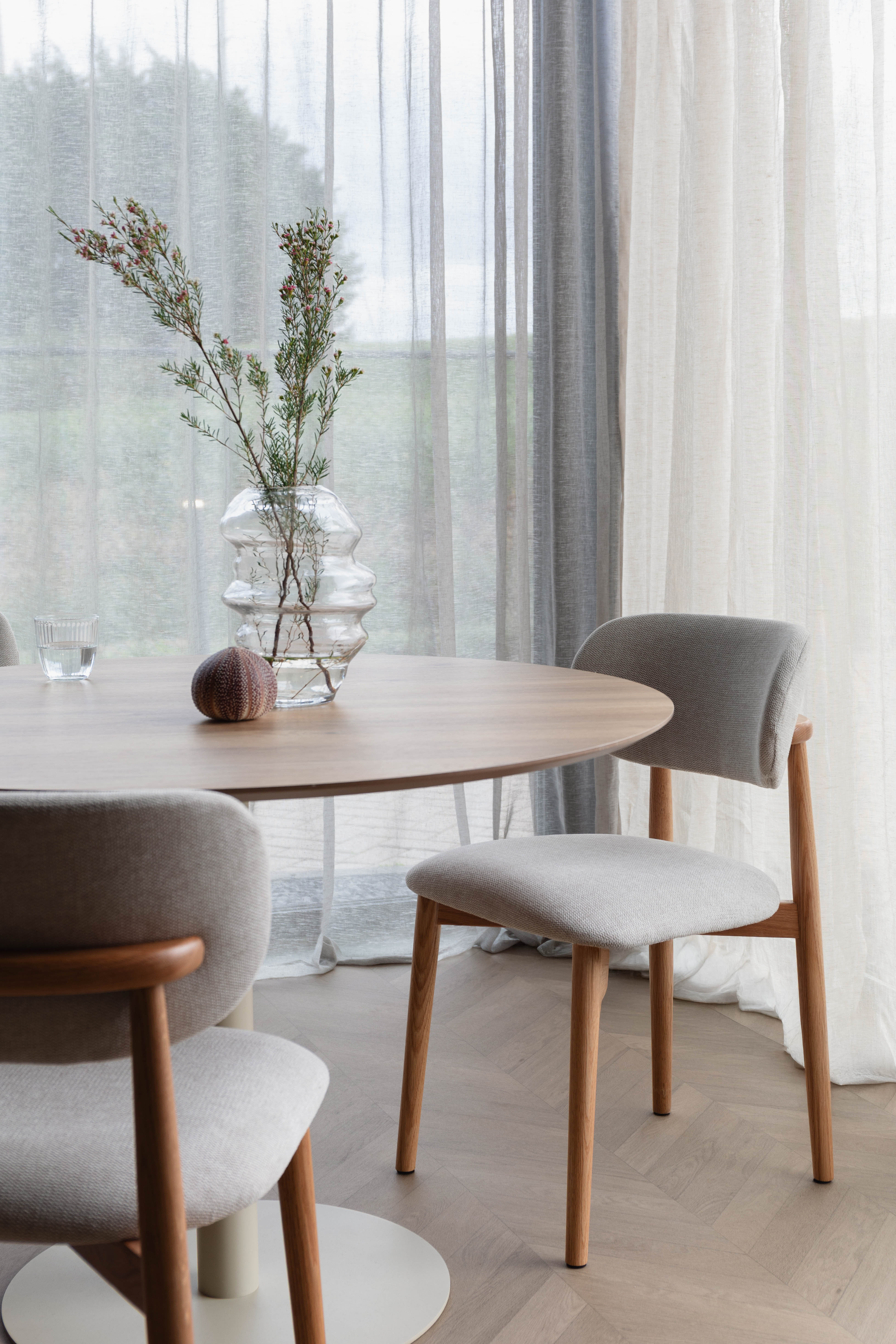 Ronde tafel STEVEN bruin met beige voet