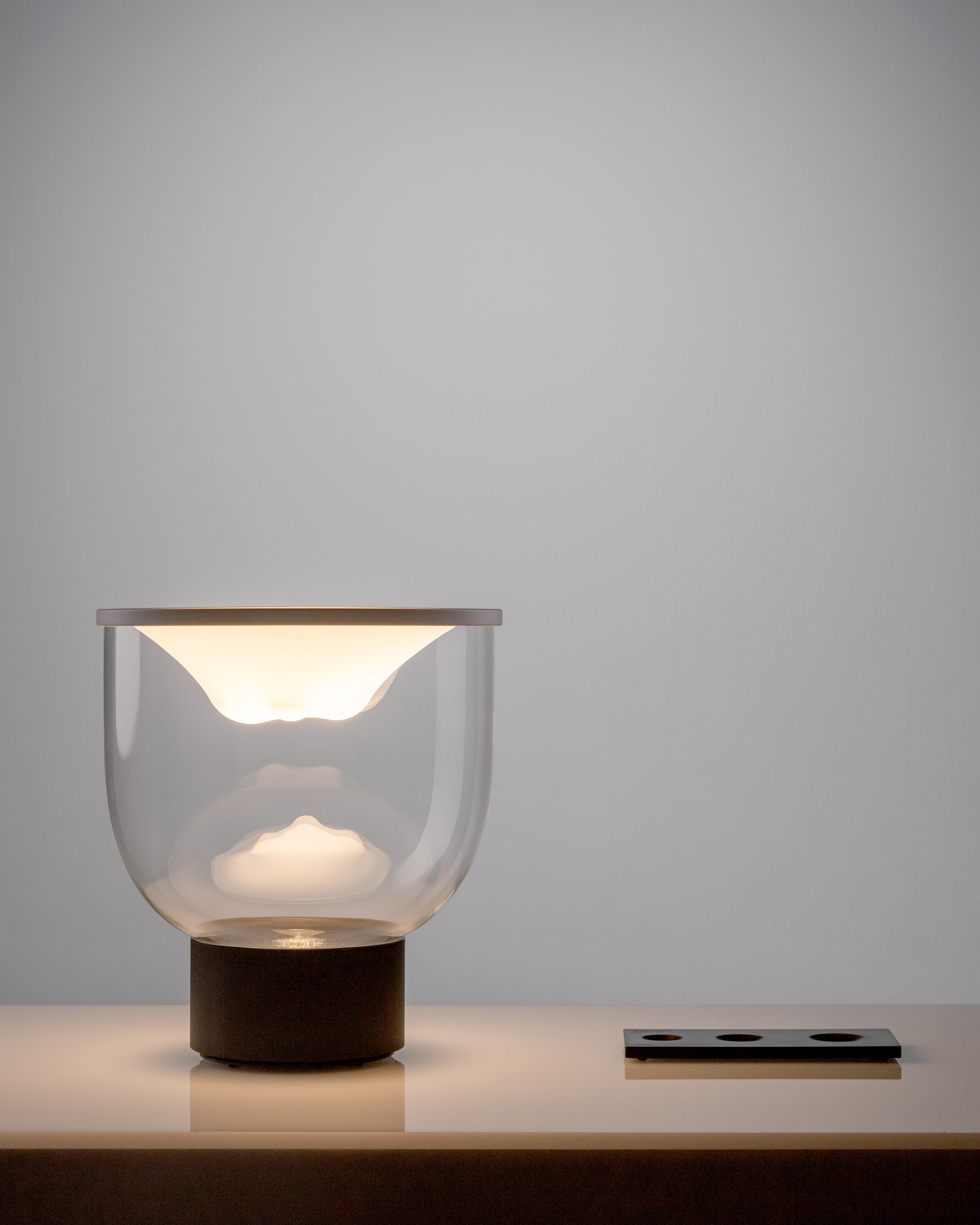 Tischlampe GRAMMOLUCE mit gläsernem Schirm und schwarzem Fuß