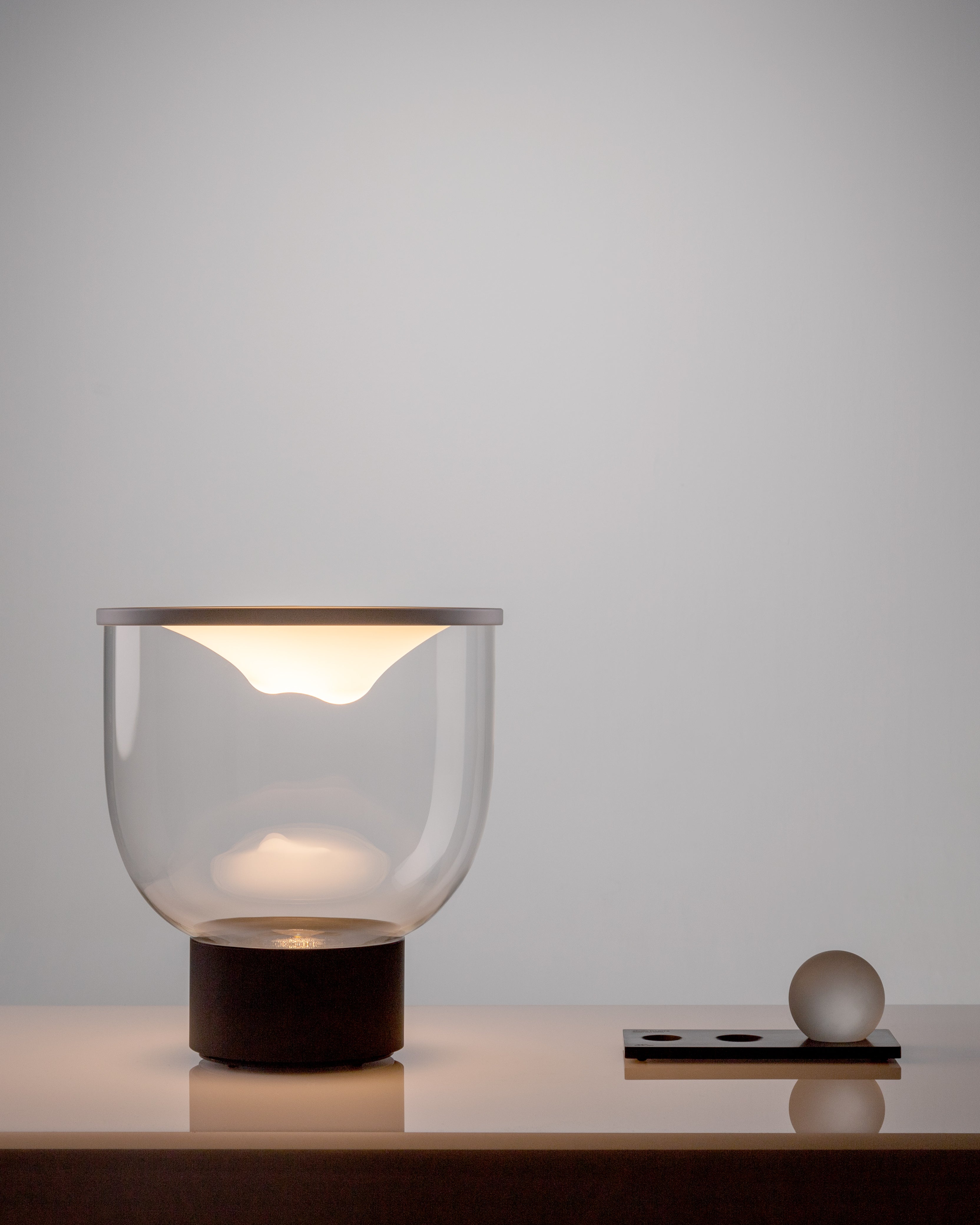 Tischlampe GRAMMOLUCE mit gläsernem Schirm und schwarzem Fuß