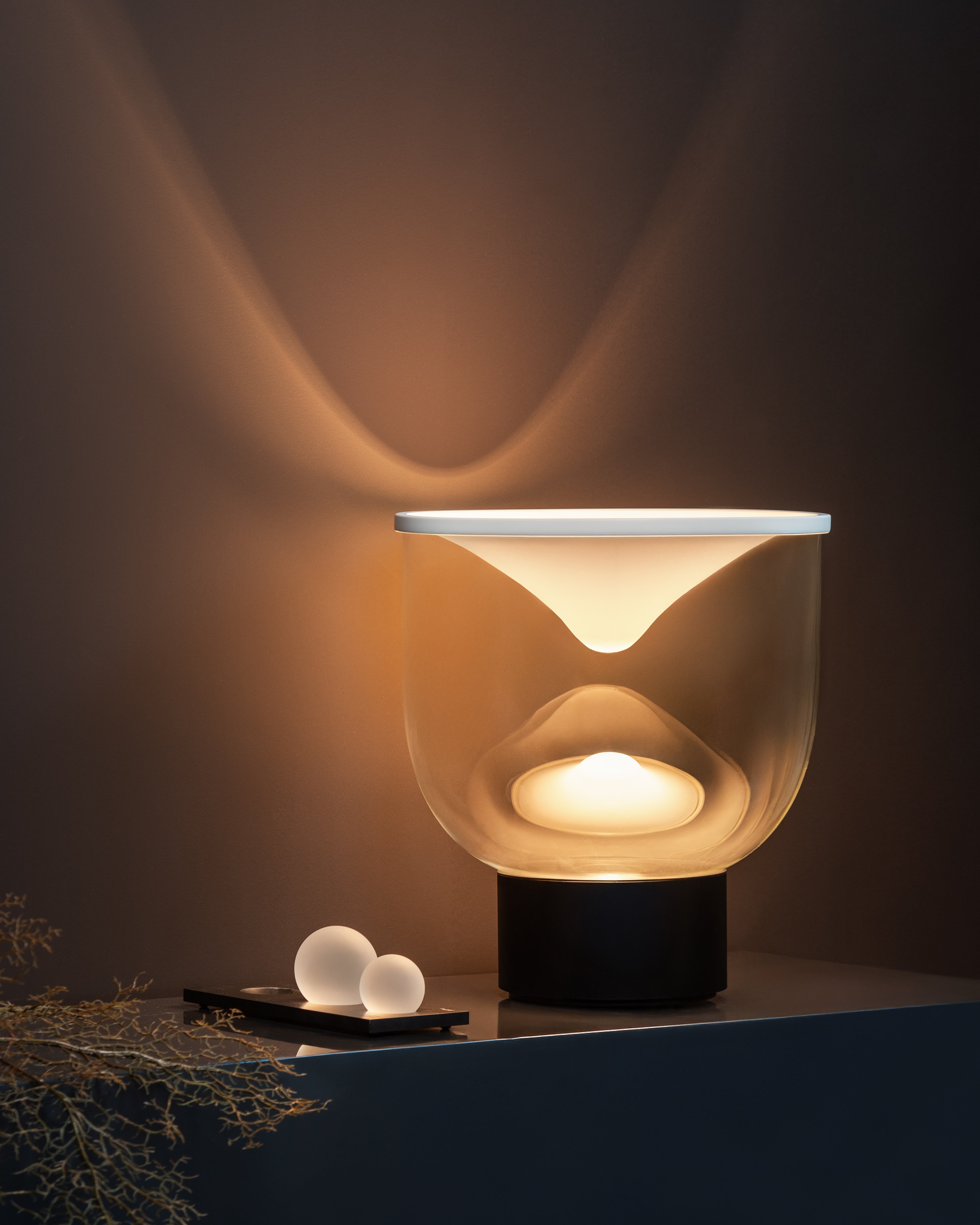 Tischlampe GRAMMOLUCE mit gläsernem Schirm und schwarzem Fuß