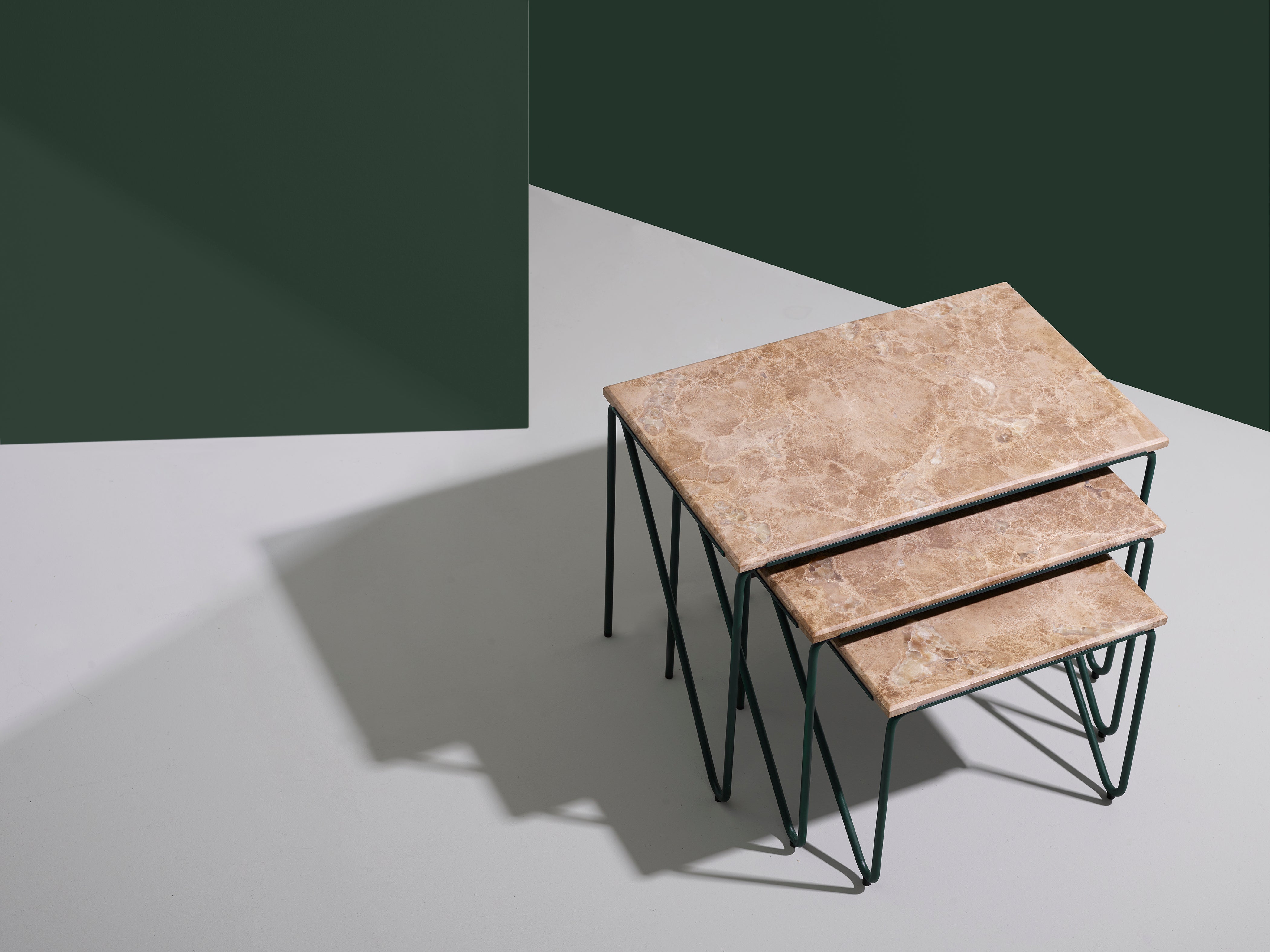 Set van salontafels TRIPTYCH bruin marmer met groene basis