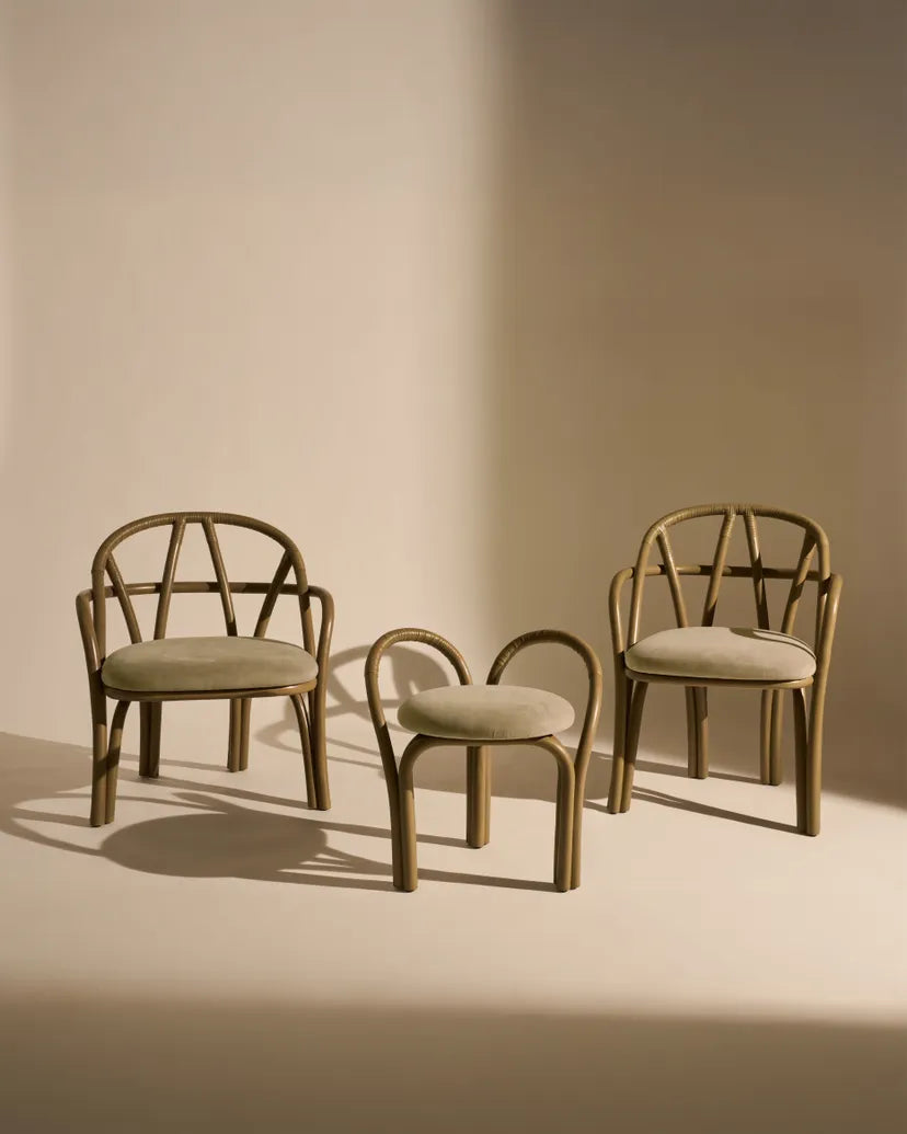 BISTRA fauteuil gestoffeerd met een olijfkleurige rotan basis