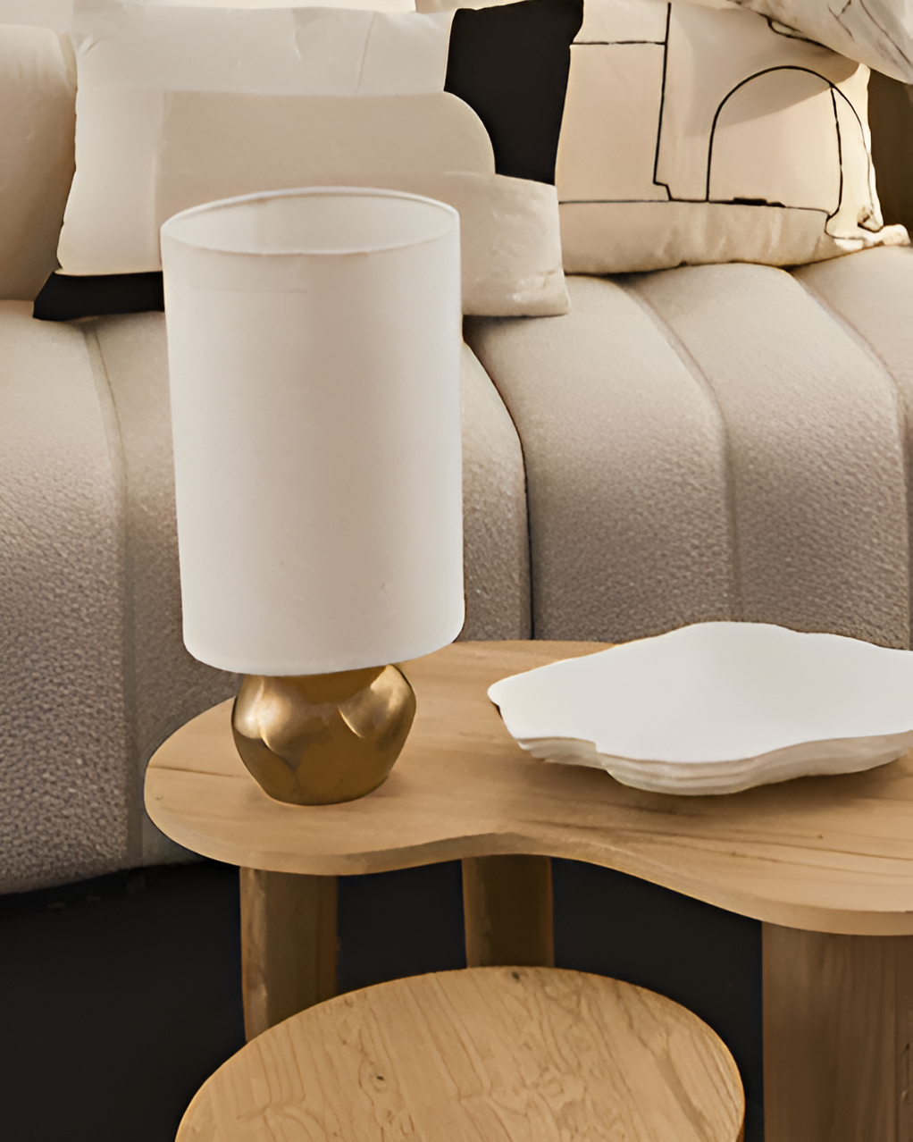 Table lamp of a cotton lampshade with a golden base