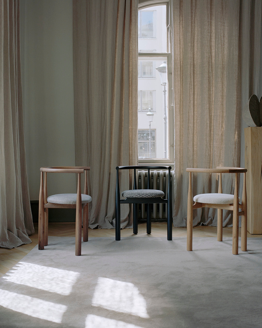 Bukowski -Stuhl mit einer Eichenbasis gepolstert