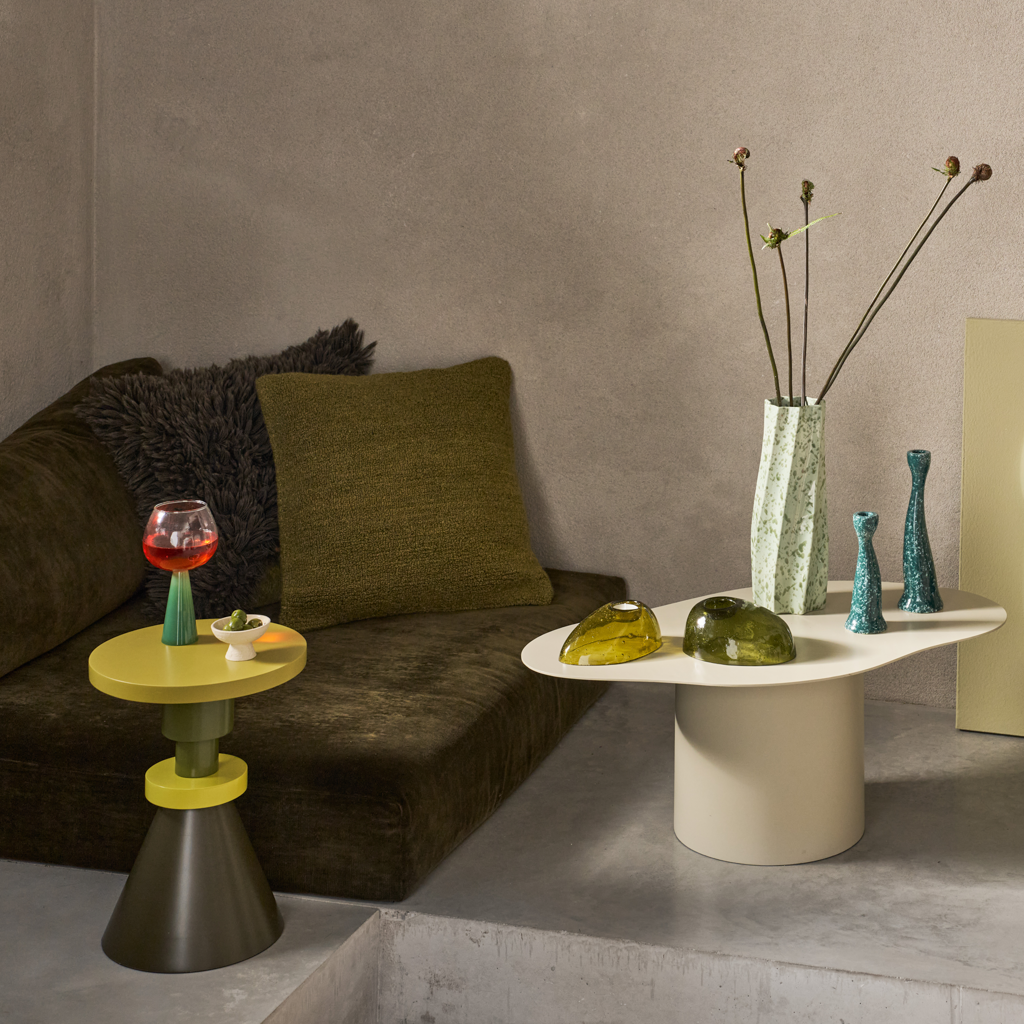 Groene GJENG bijzettafel met gele accenten