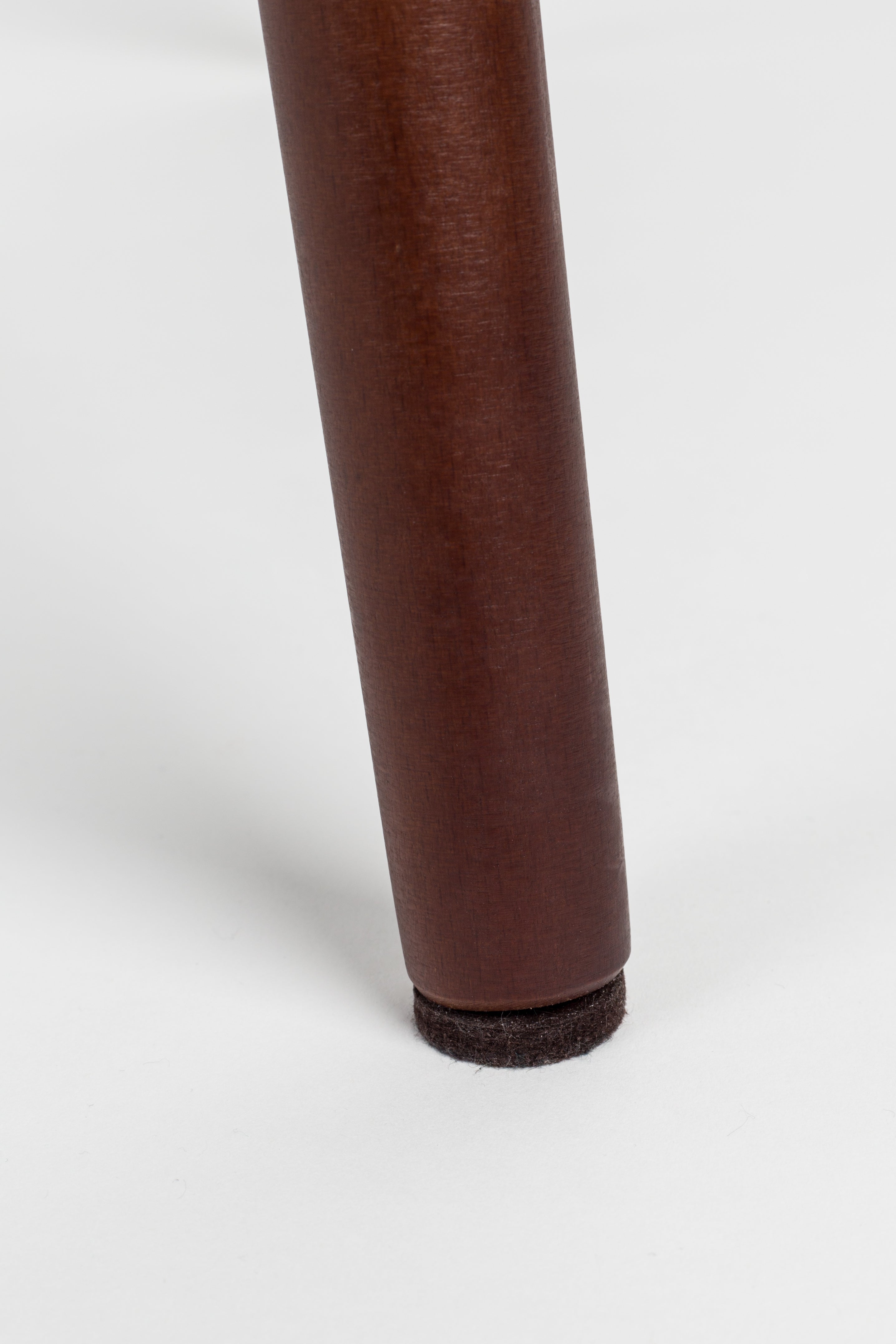 Conway beige Stuhl mit einer hölzernen Basis