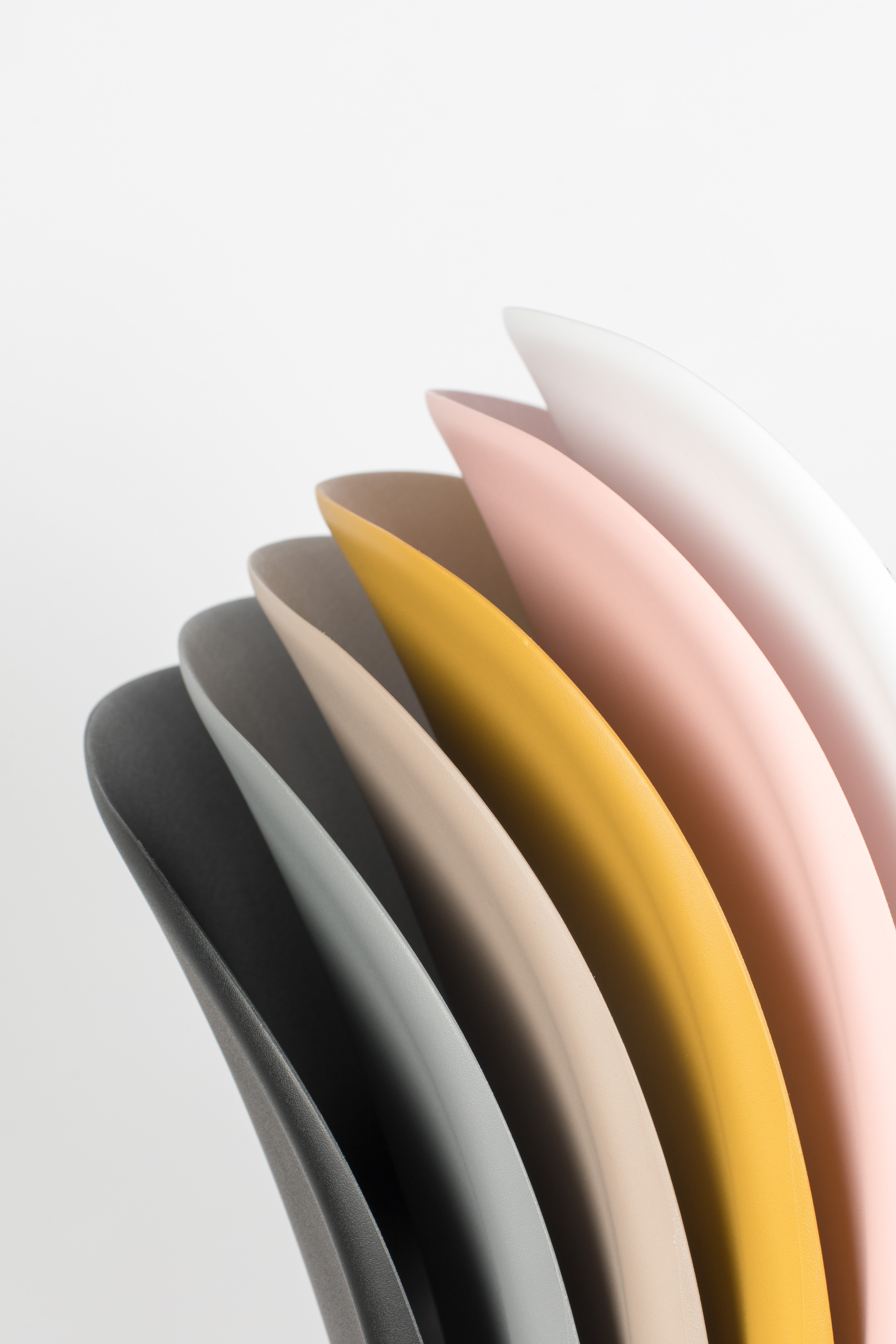 Stoel STACKS grijs met zwarte basis