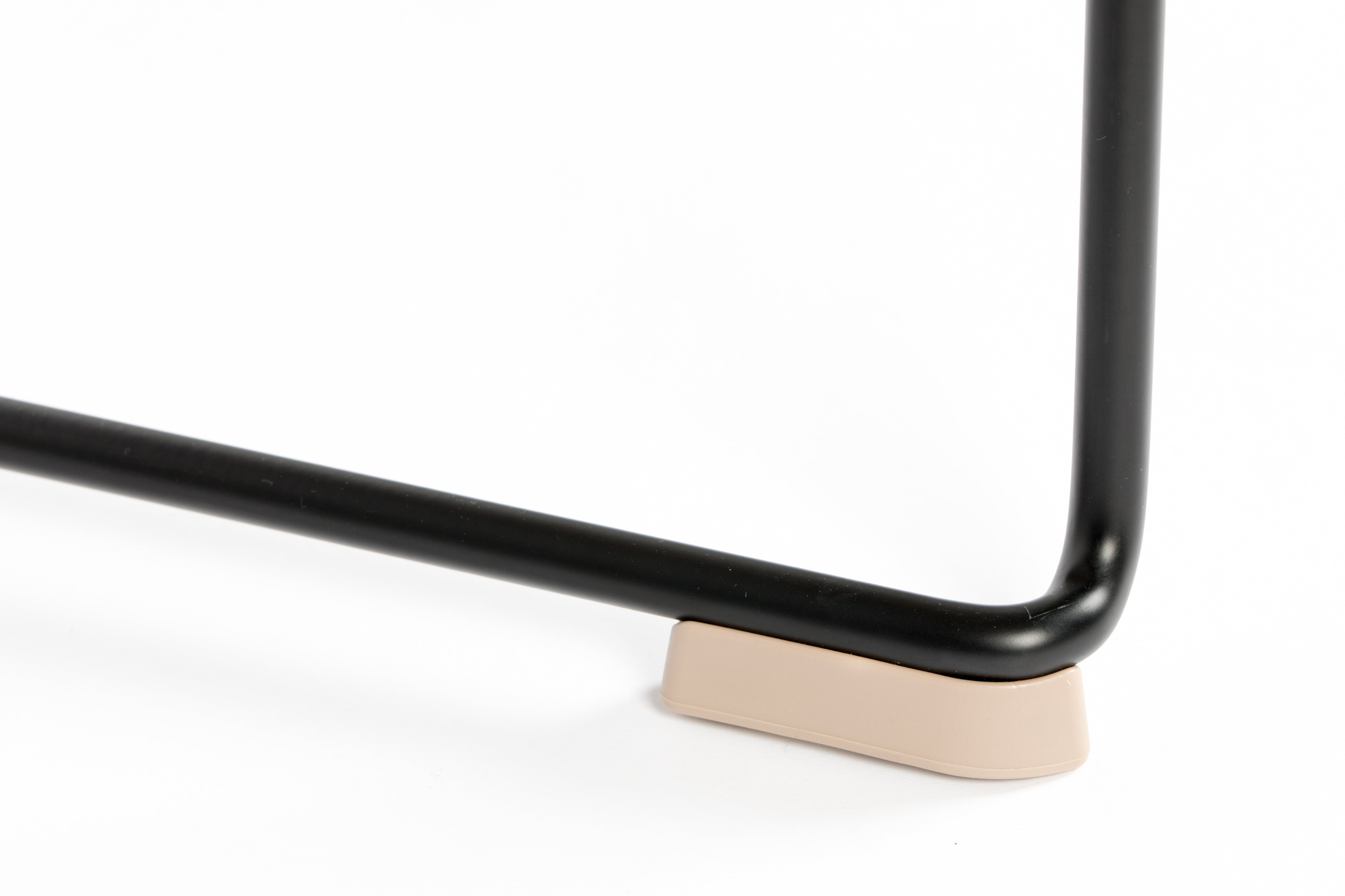 Stapel beige Stuhl mit einer schwarzen Basis