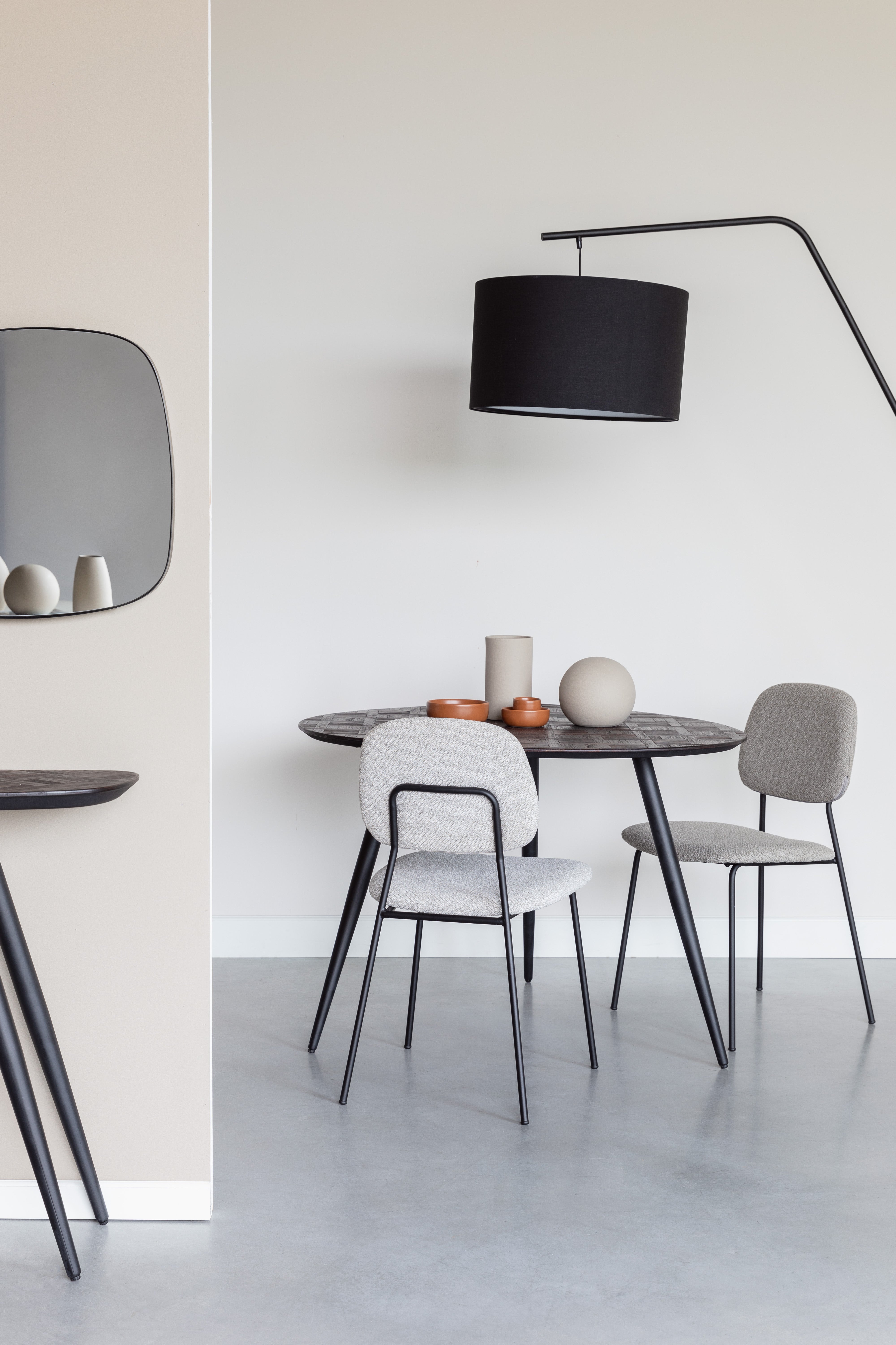 Stoel ROOS donkerbeige met zwarte basis