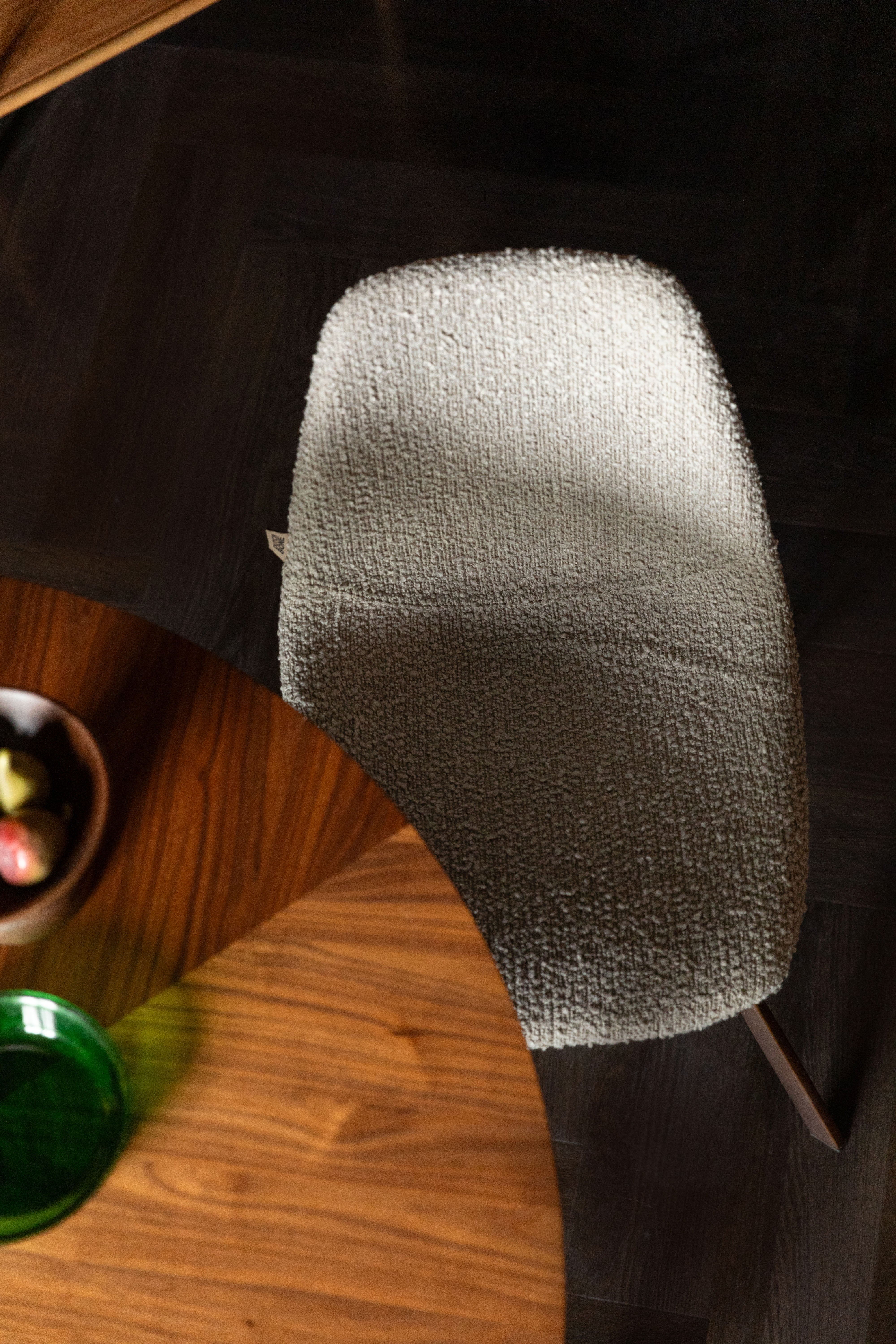 Stuhl FRANKY grau-beige mit braunem Gestell