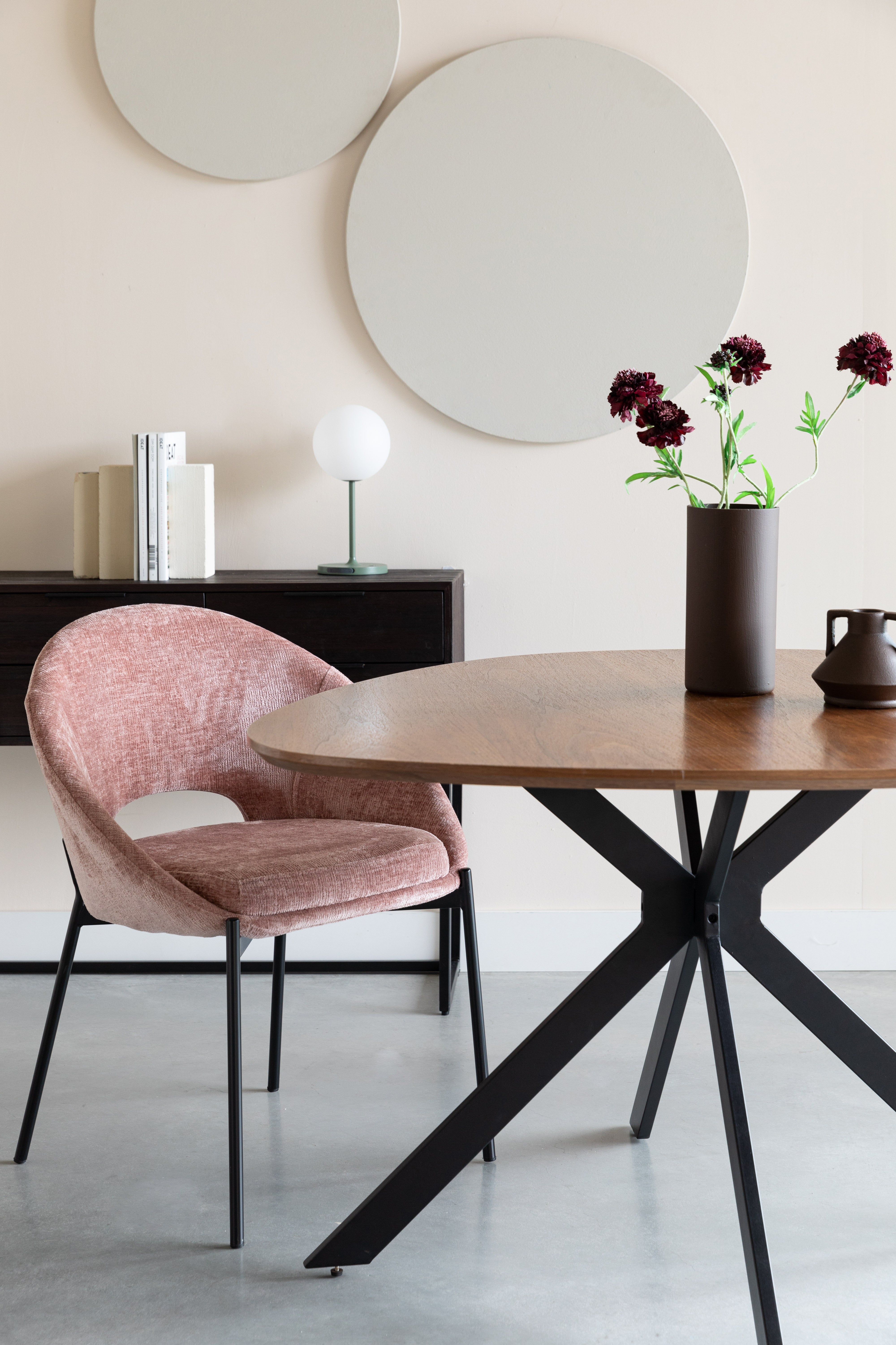 Stoel DANDO roze met zwarte basis