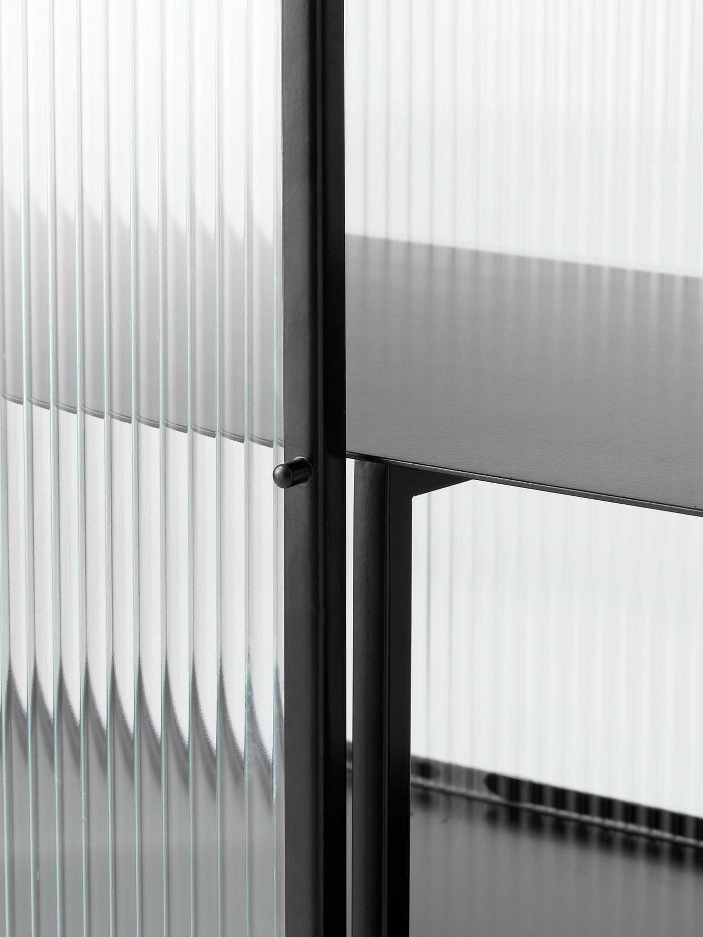 Dressoir HAZE met matglas en zwarte basis