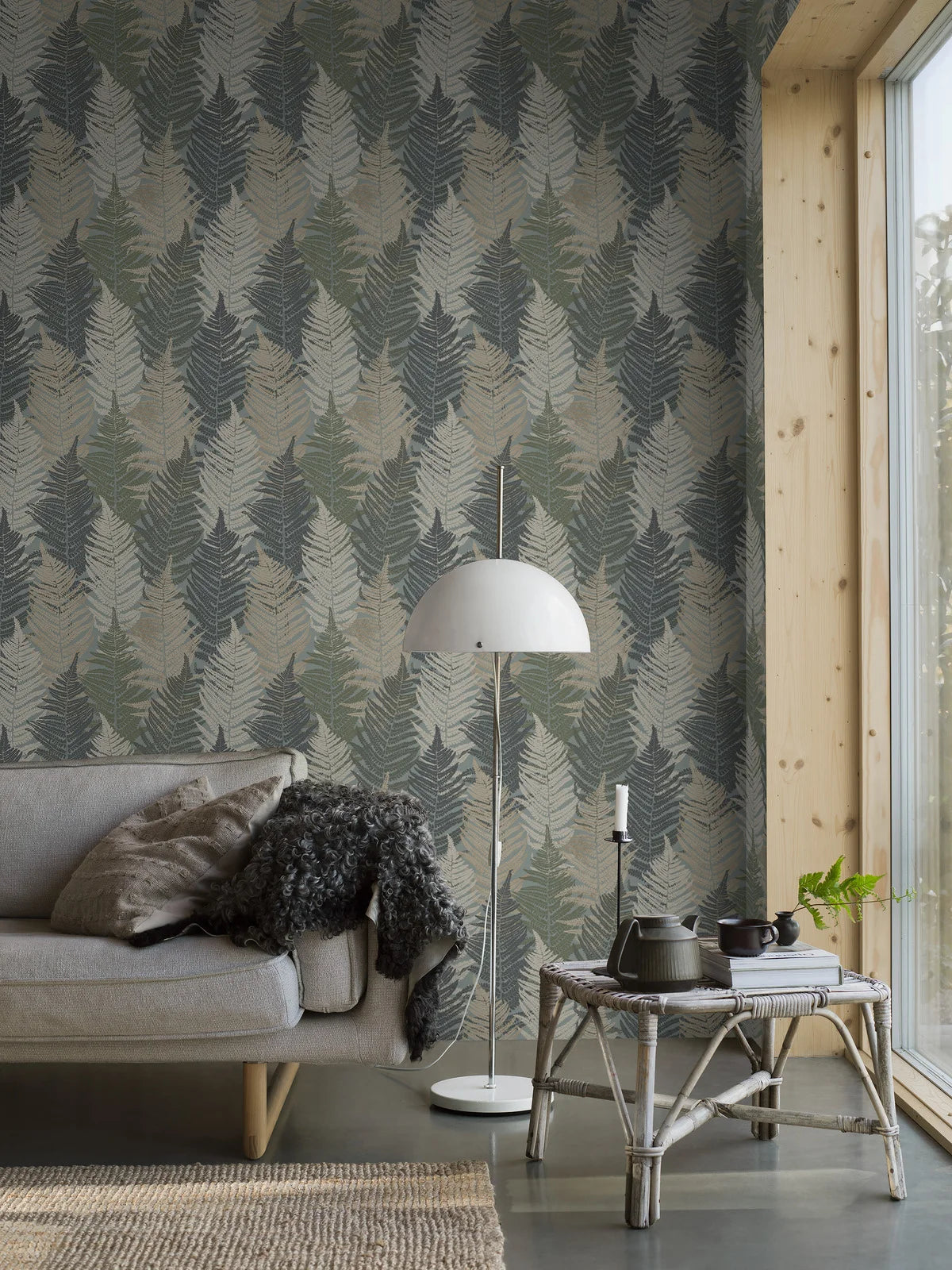 Behang met een plantmotief van FERN FOREST in groen met grijs