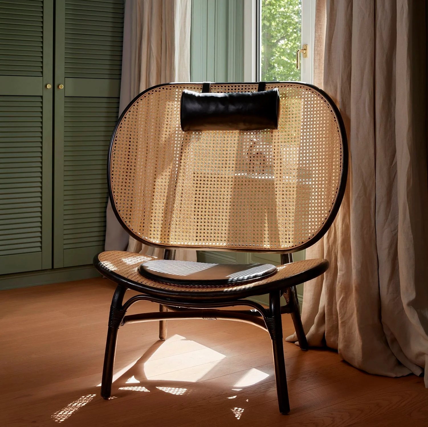 Fotel NOMAD czarny bambusowy z rattanem NORR11 Eye on Design