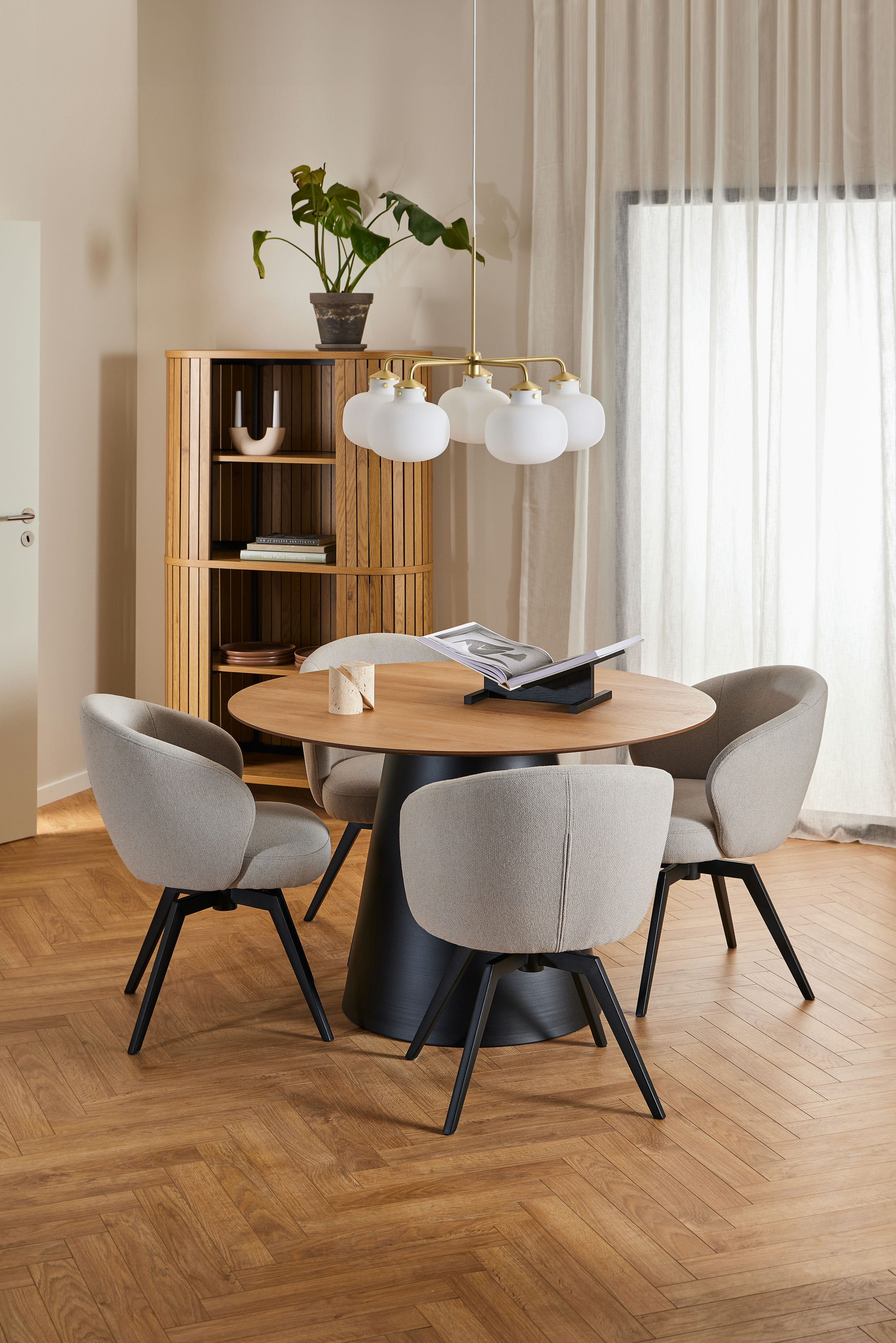 SOLI round table oak veneer