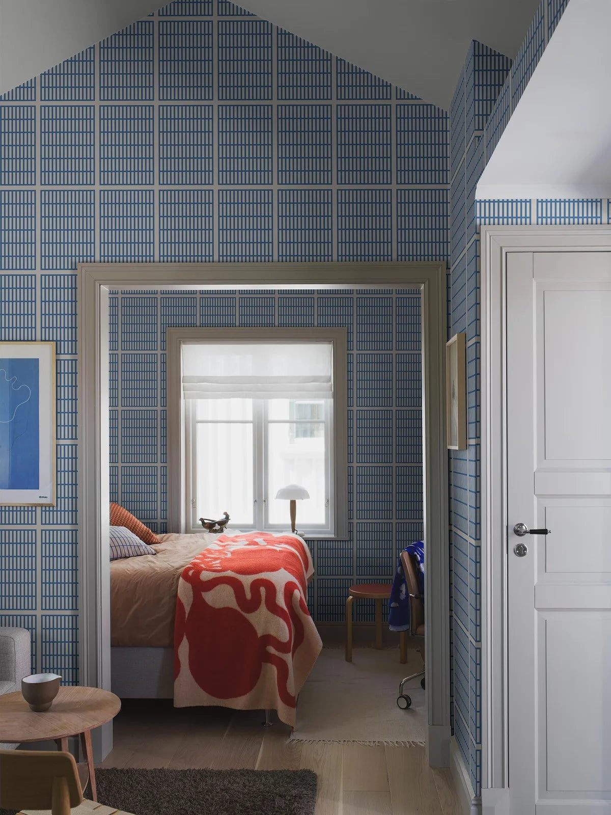 Tapete mit geometrischem Muster ALVAR AALTO 14/6 weiß mit blau