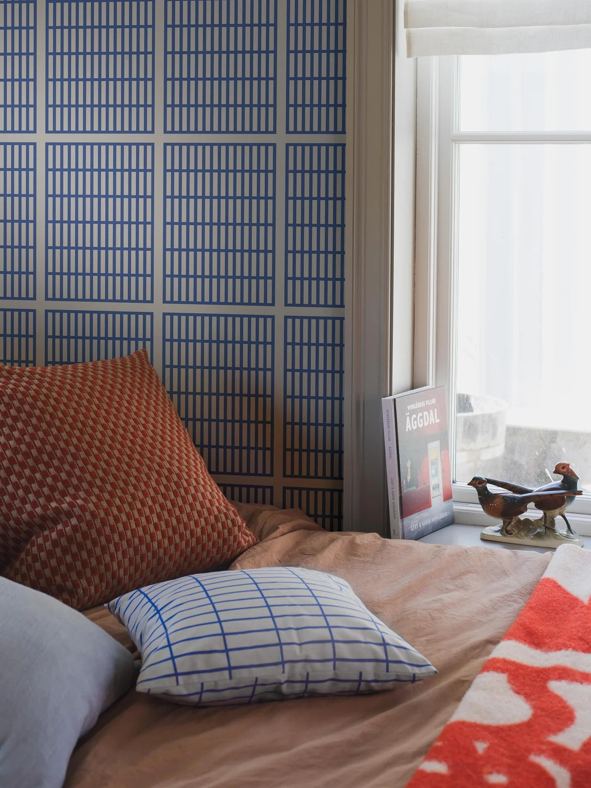 Tapete mit geometrischem Muster ALVAR AALTO 14/6 weiß mit blau