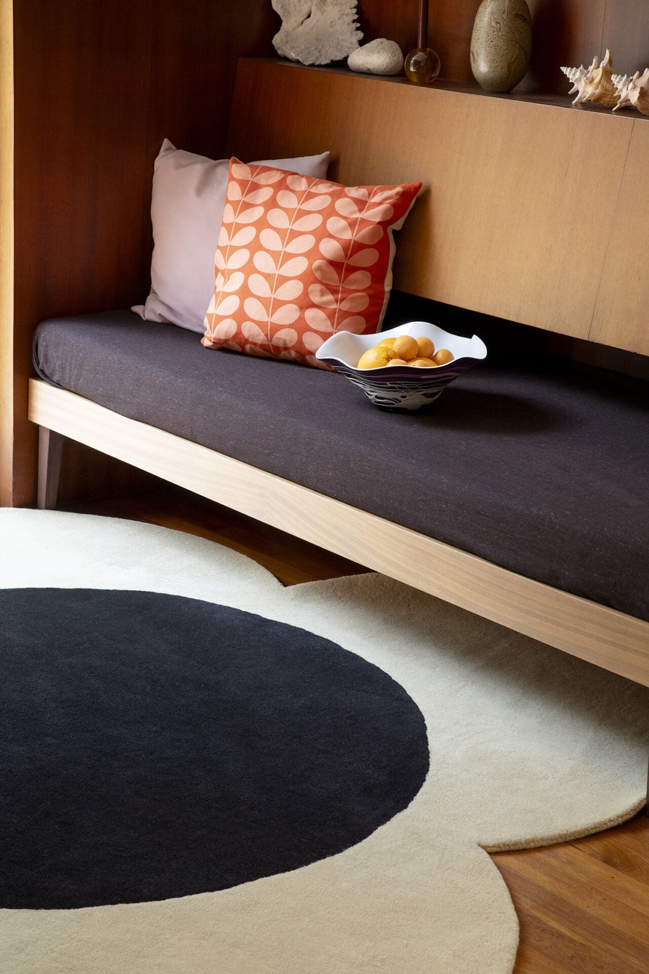 Ronde vloerkleed FLOWER SPOT ecru met zwart