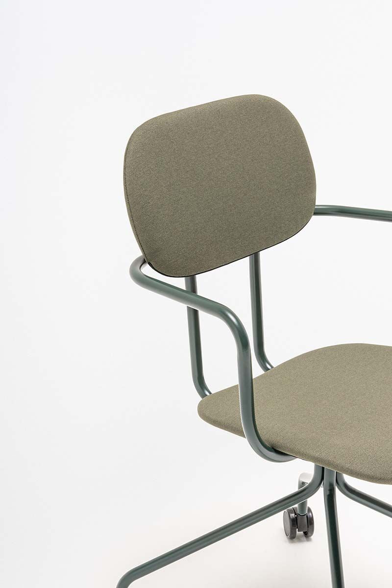 Krzesło biurowe z podłokietnikami NEW SCHOOL tapicerowane – .mdd
