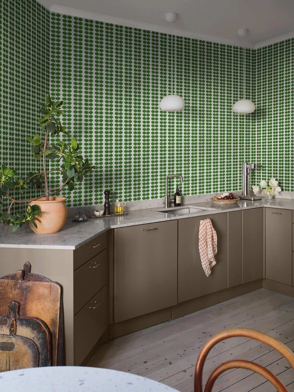 Behang met plantmotief van bladeren BERSÅ wit met oranje