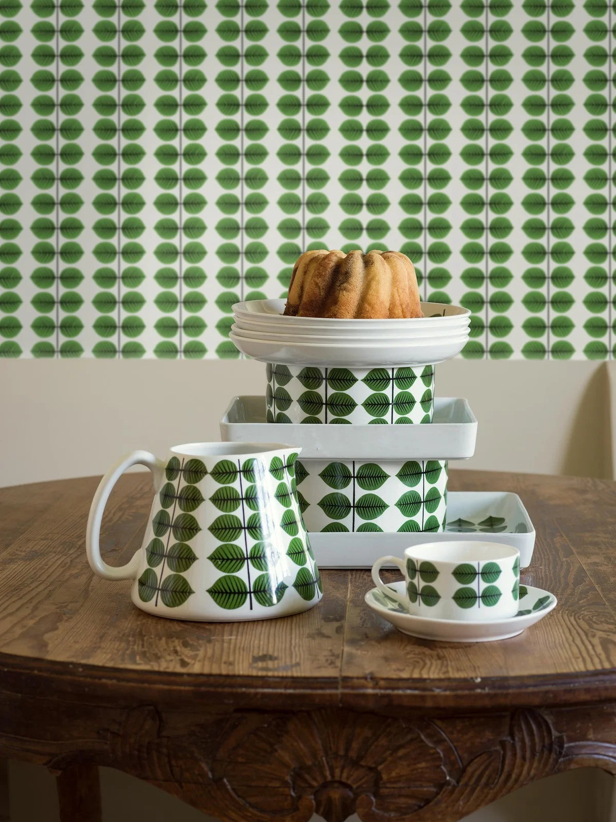 Behang met plantmotief van bladeren BERSÅ wit met oranje