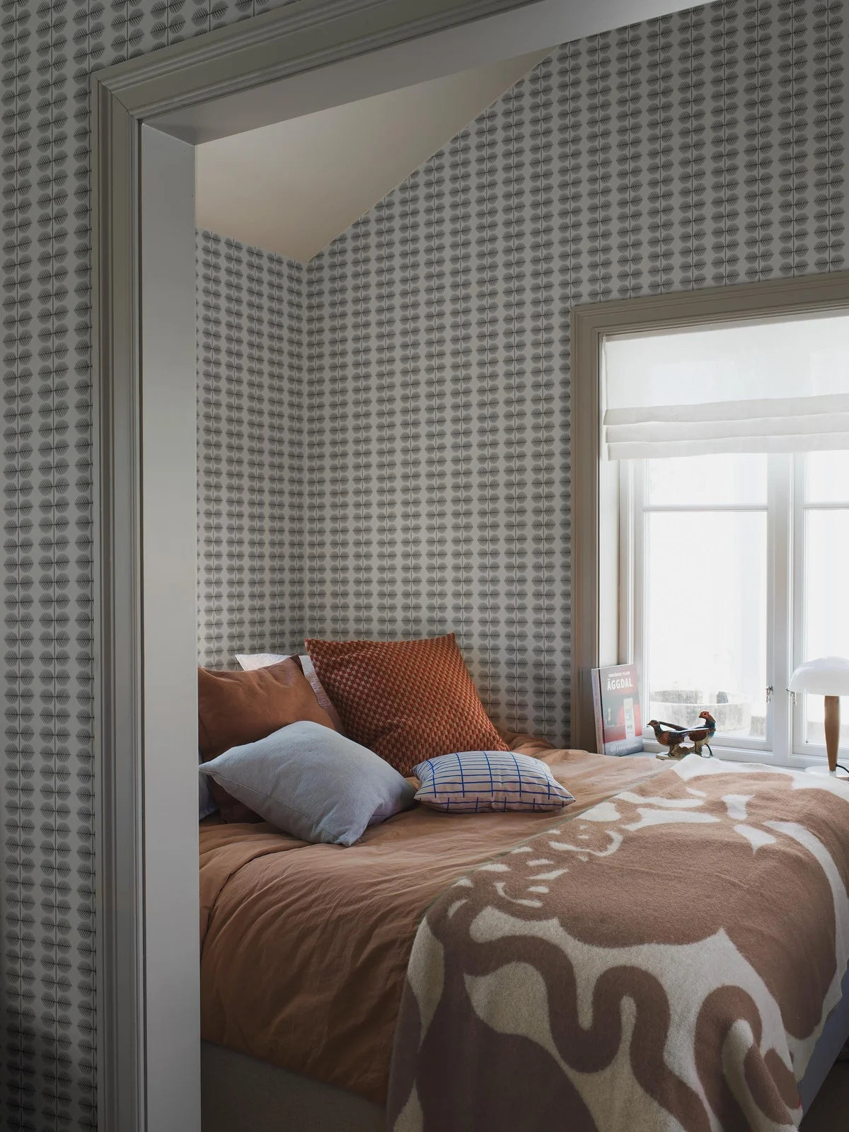 Behang met plantmotief van bladeren BERSÅ wit met oranje