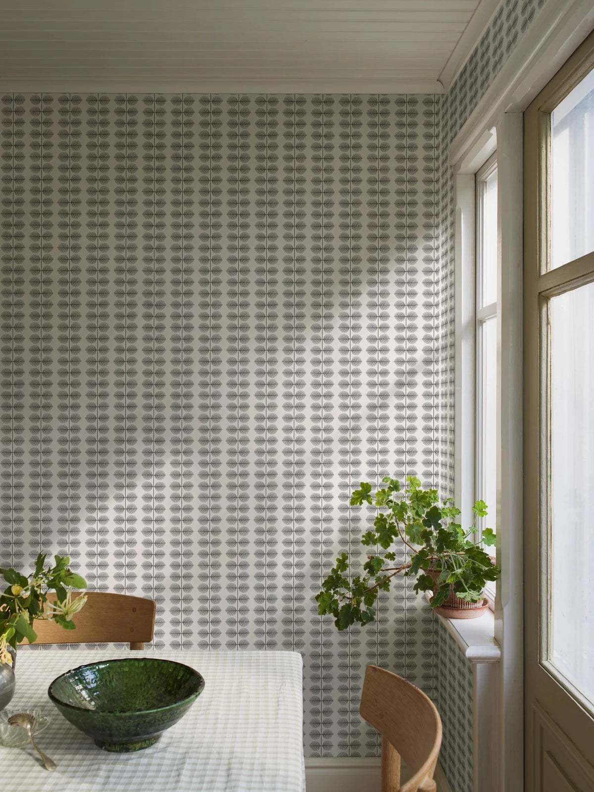 Wallpaper with a plant leaf pattern BERSÅ white with gray