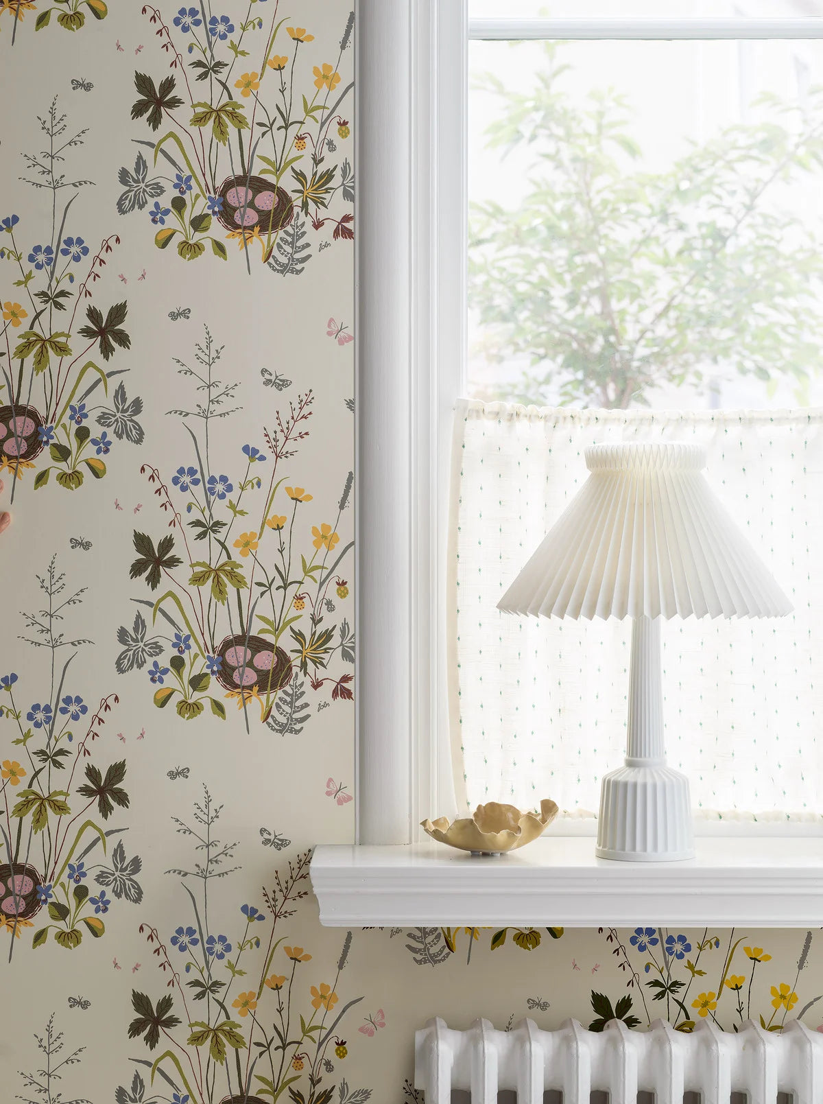 Behang met een bloemenpatroon FAGELBO crème met bruin