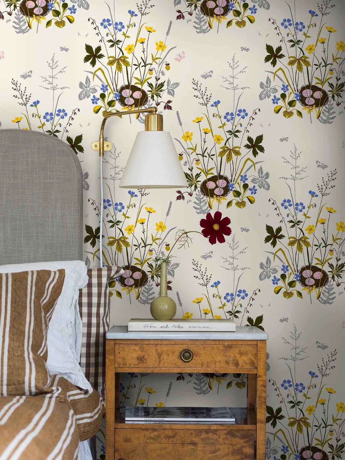 Behang met een bloemenpatroon FAGELBO crème met bruin