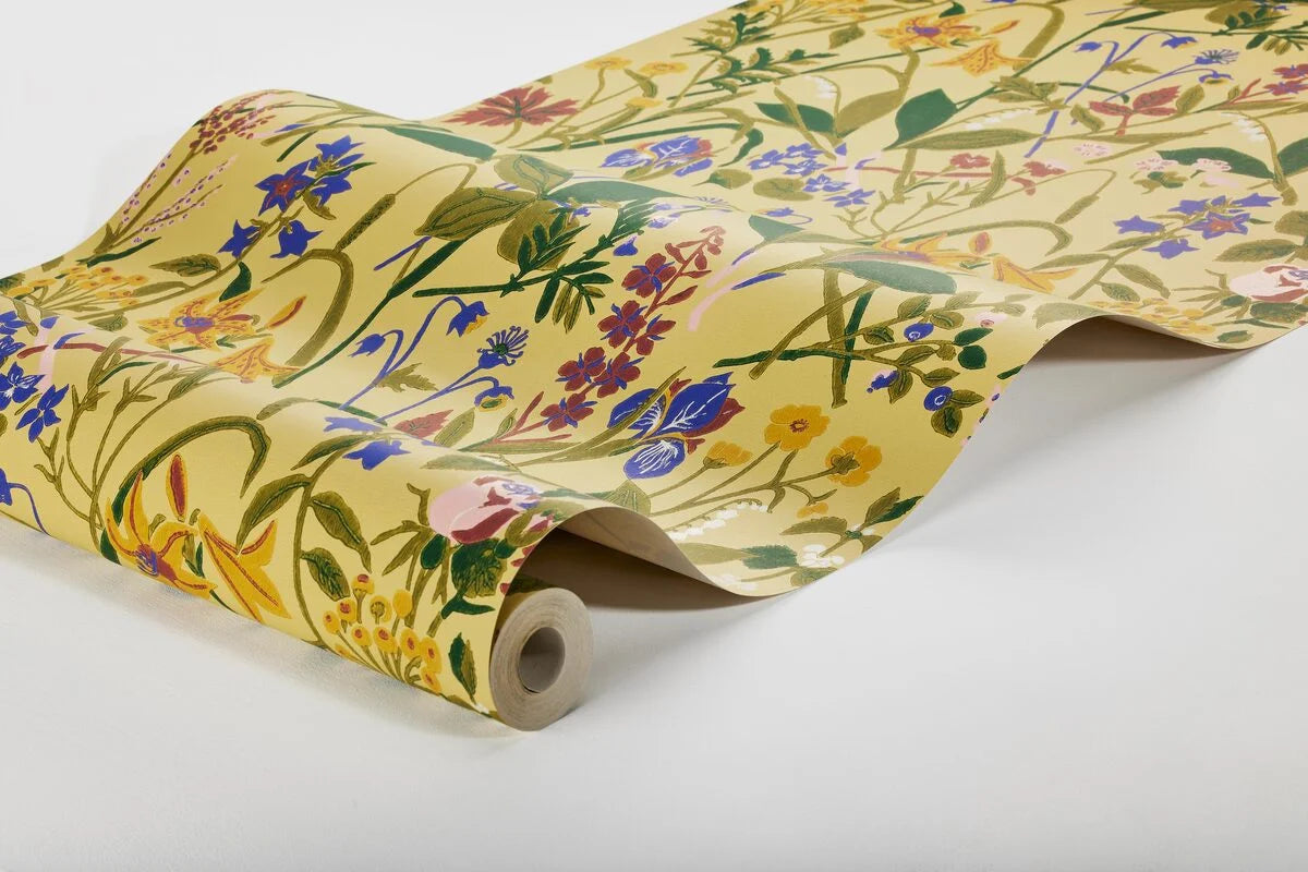 Behang met een plantaal bloemenmotief ROS OCH LILJA geel