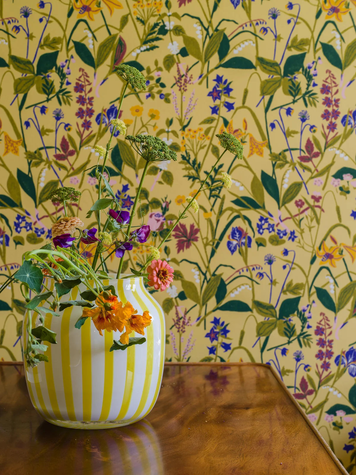 Behang met een plantaal bloemenmotief ROS OCH LILJA geel