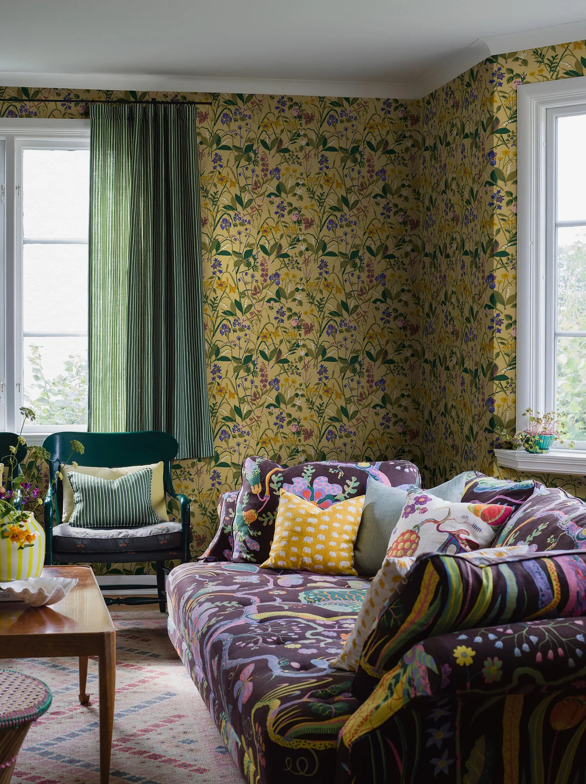 Behang met een plantaal bloemenmotief ROS OCH LILJA geel