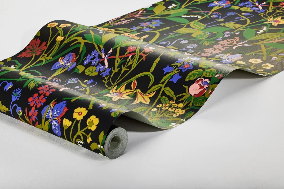 Behang met een plantaardig bloemenmotief ROS OCH LILJA zwart