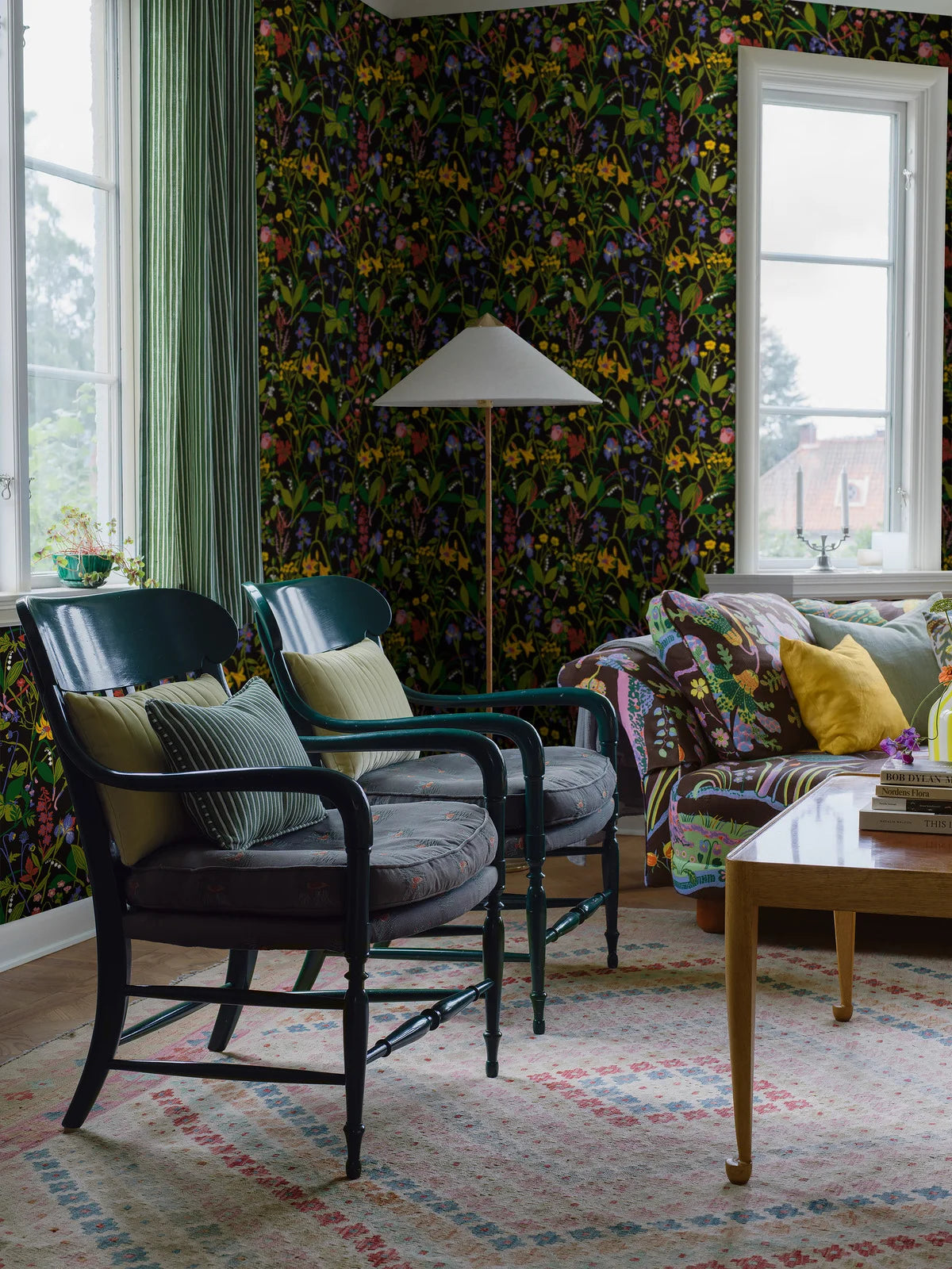 Behang met een plantaardig bloemenmotief ROS OCH LILJA zwart