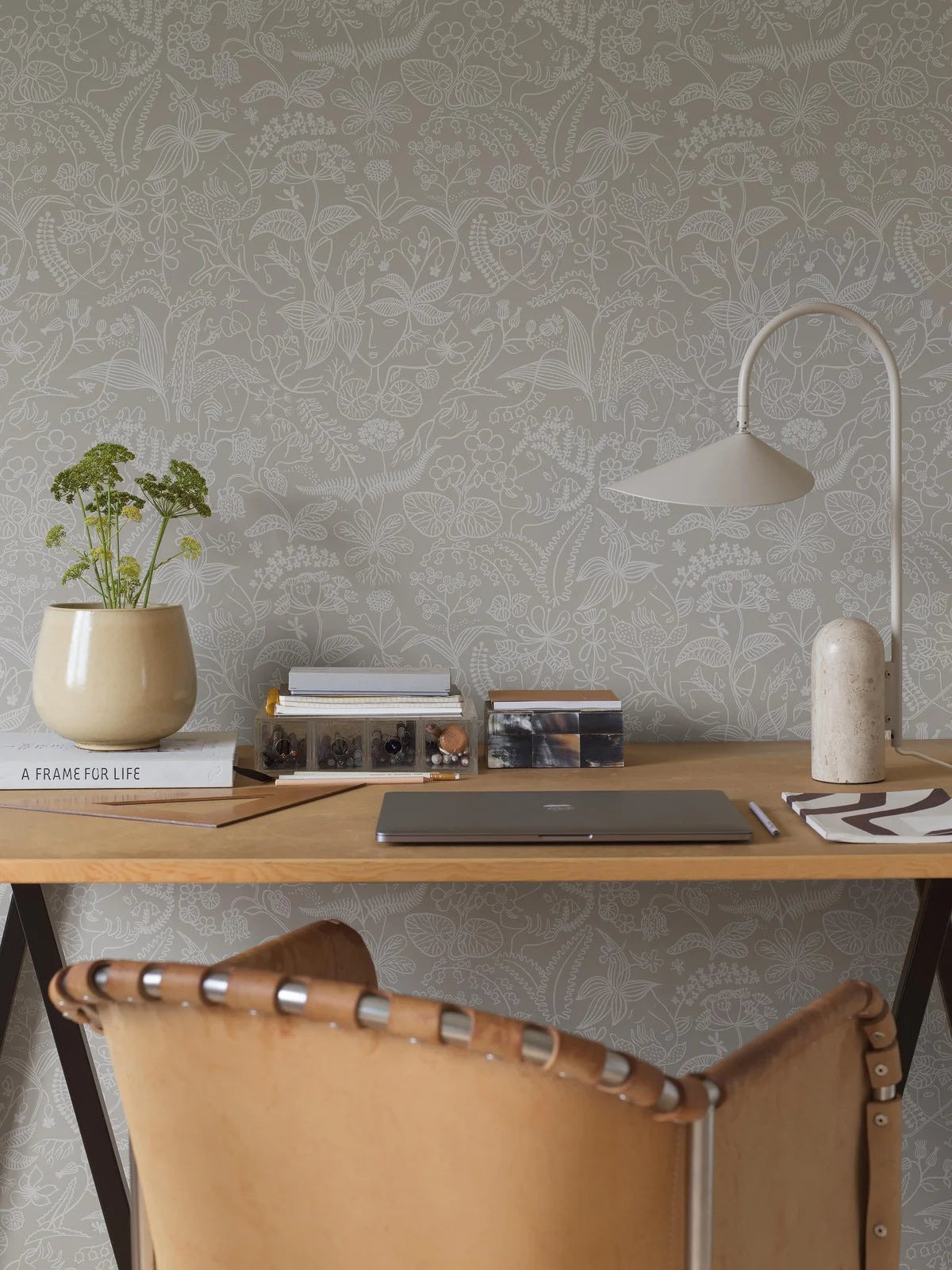 Tapete mit floralem Muster aus Blumen und Blättern GRAZIA grau mit Weiß