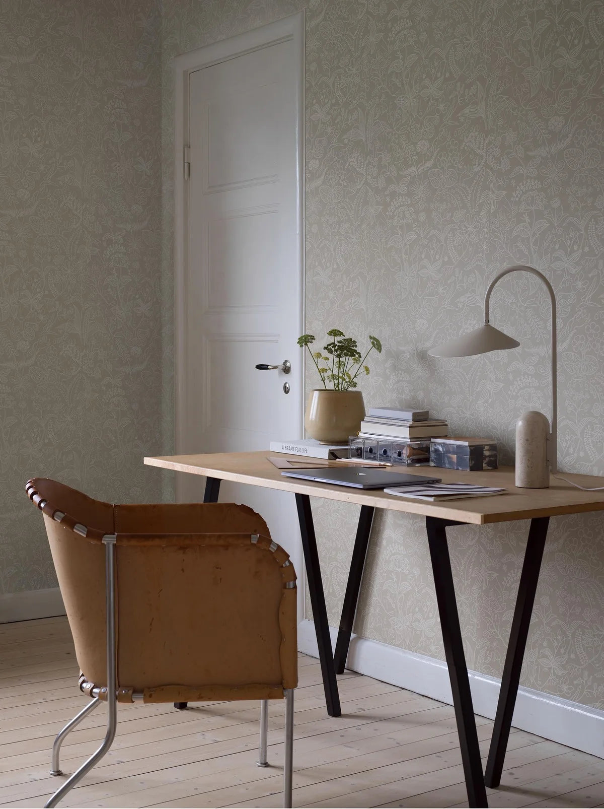 Tapete mit floralem Muster aus Blumen und Blättern GRAZIA grau mit Weiß